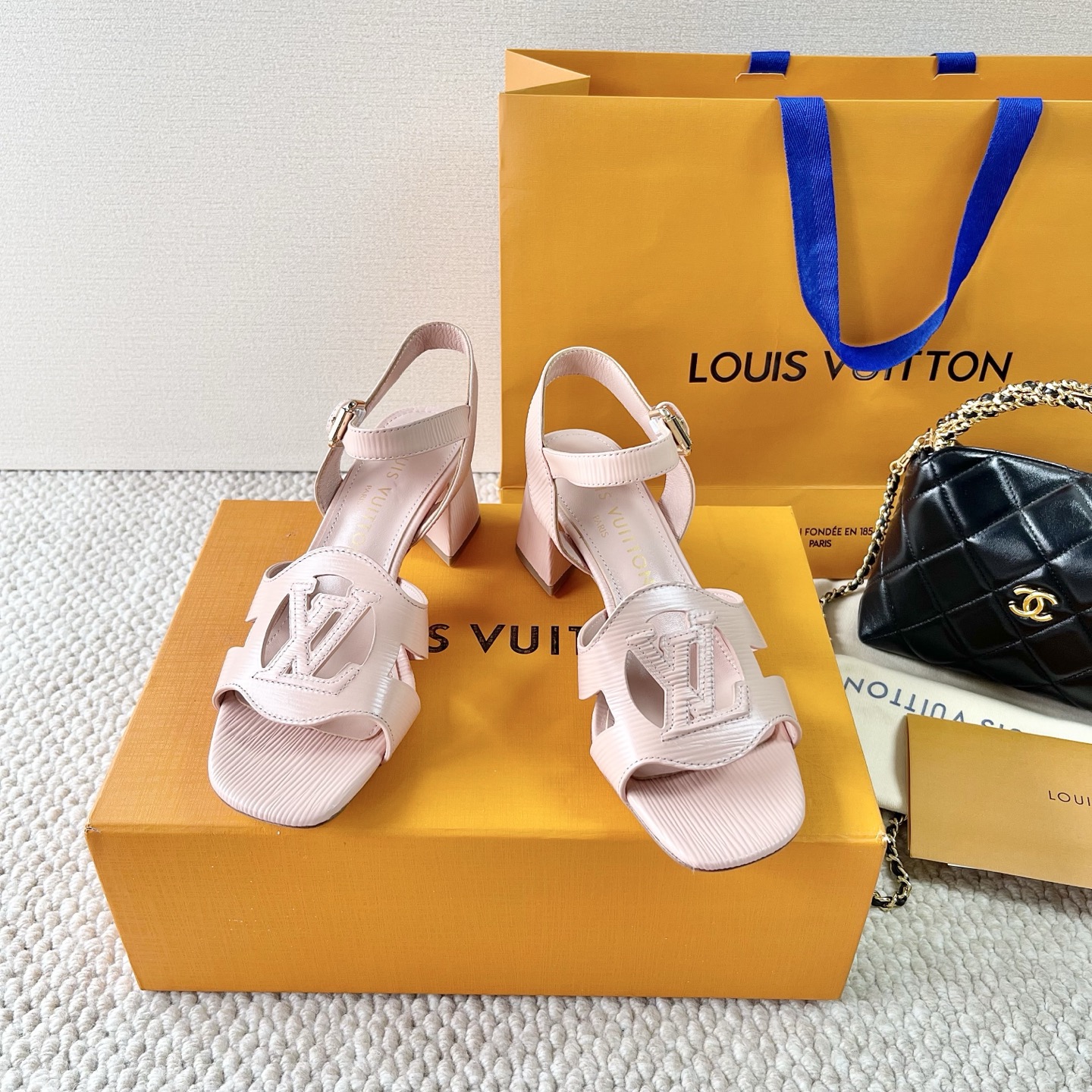 LOUIS VUITTON 凉鞋 简约时尚-顶级版本