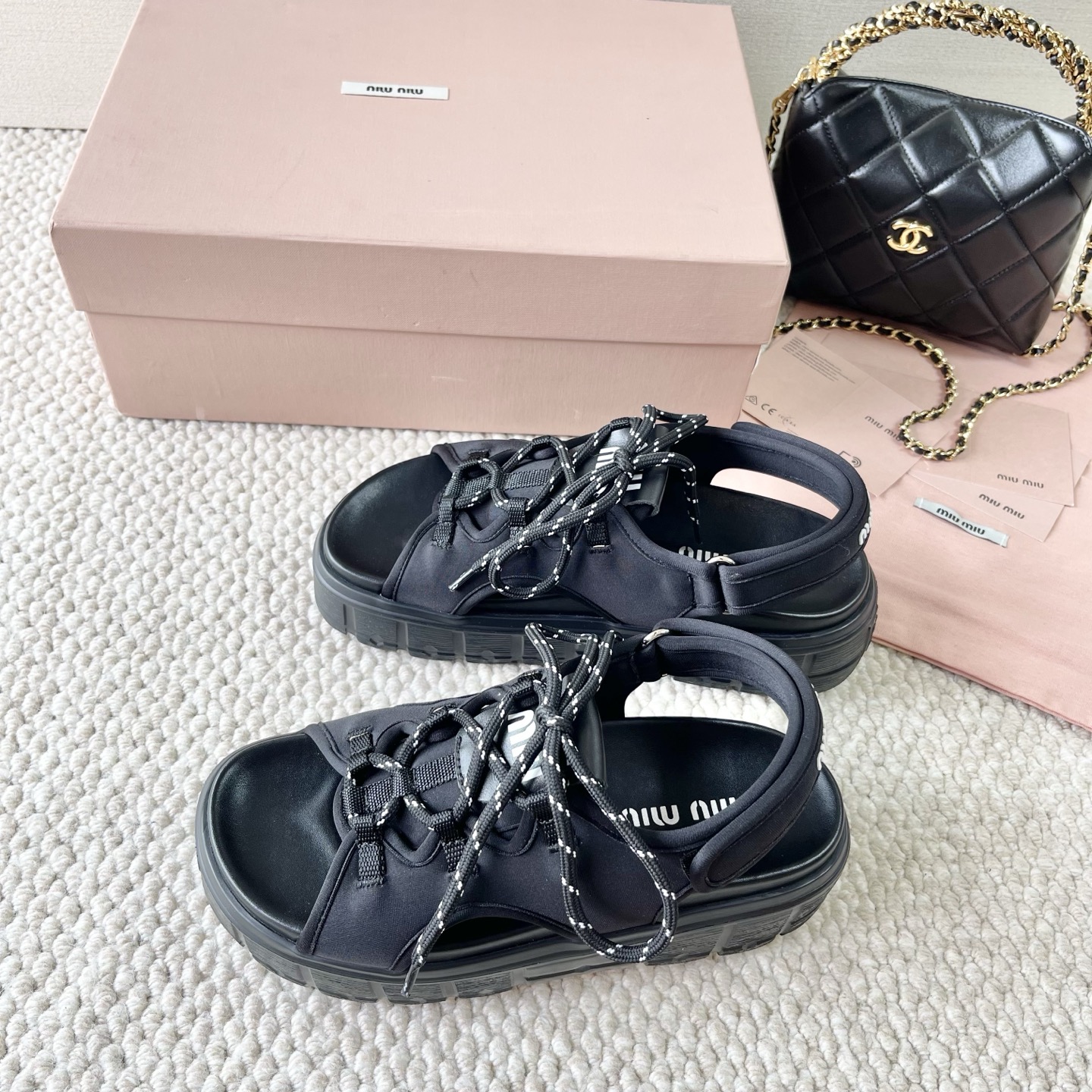 NO:388177,MiuMiu Miu 25 new model, thick-soled sponge strap sandals, casual sports sandals, ultra-light sole, comfortable to put on, imported lycra fabric, cowhide midsole. Original mold TPU outsole. Increased height by 5.5cm Size35-40 (40 fixed), slippers, miumiu, sandals, slippers, cowhide19860909MiuMiu谬谬25年新款 厚底松糕绑带凉鞋 休闲运动风凉鞋 超轻大底,上脚舒适 进口莱卡面料,牛皮包中底. 原版模具TPU大底. 增高5.5cm Size35-40（40定）,拖鞋,miumiu,sandals,slippers,cowhide,Women's Shoes
