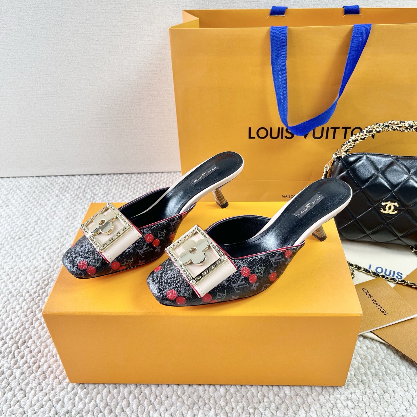 LOUIS VUITTON 빈티지 스타일 클로버 사각 버클 스퀘어 토 키튼 힐 샌들 슬리퍼 정교하고 우아함-최상급 버전