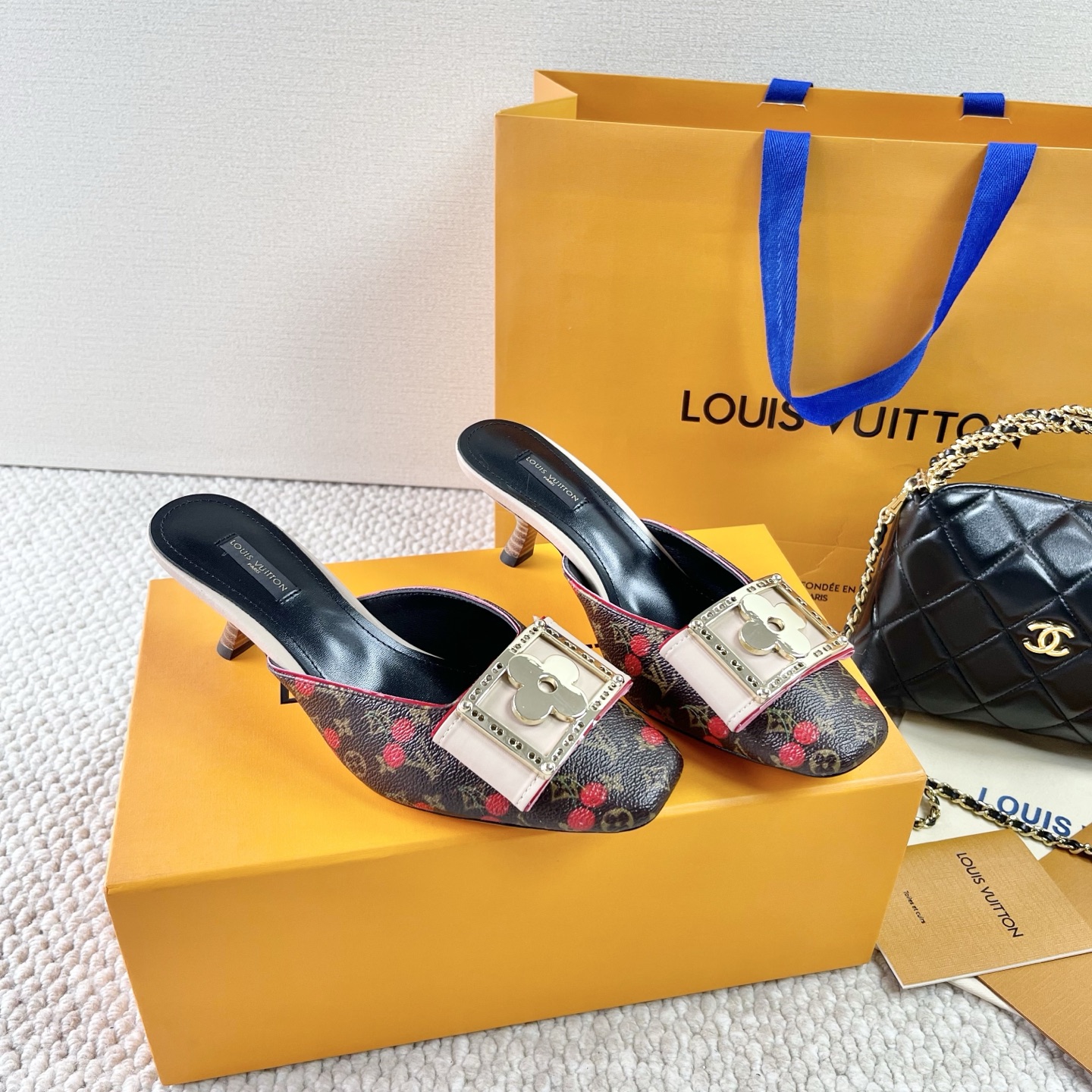 LOUIS VUITTON 빈티지 스타일 네잎클로버 사각 버클 스퀘어 토 키튼 힐 슬리퍼 샌들 세련되고 우아함-최상급 버전