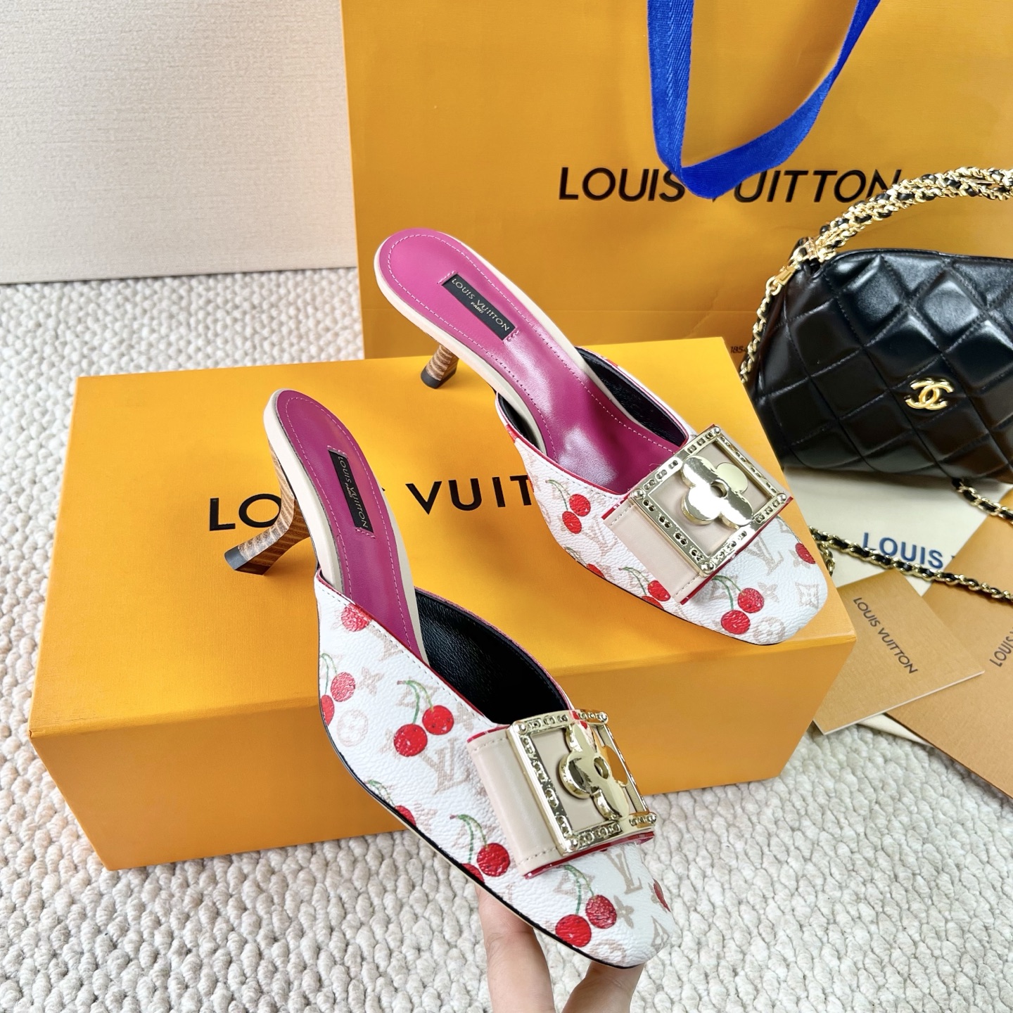 LOUIS VUITTON 빈티지 스타일 네잎클로버 사각 버클 스퀘어 토 키튼 힐 샌들 슬리퍼 정교하고 우아함-최상급 버전