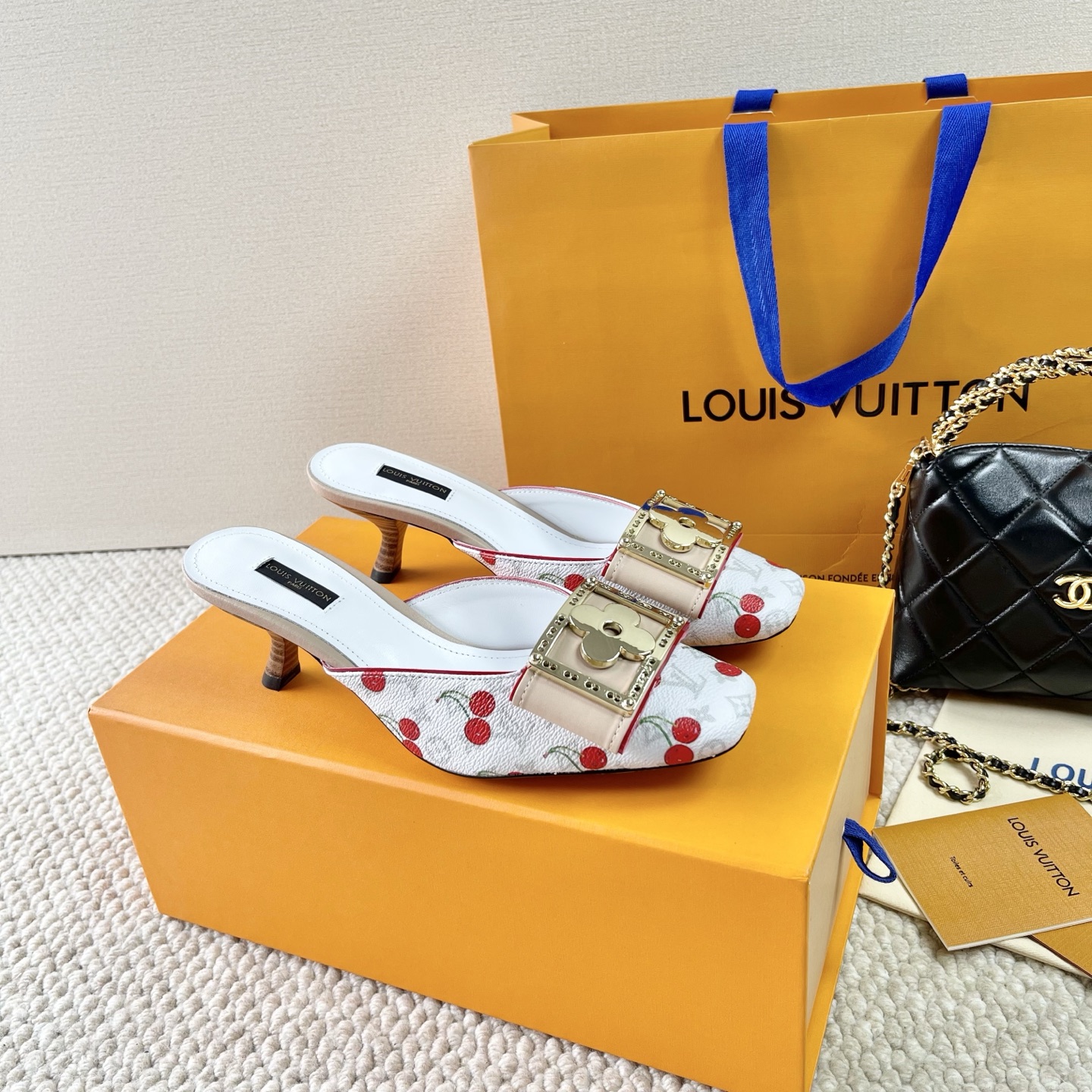LOUIS VUITTON 빈티지 스타일 네잎클로버 사각 버클 스퀘어 토 키튼 힐 슬리퍼 샌들 정교하고 우아함-최상위 버전