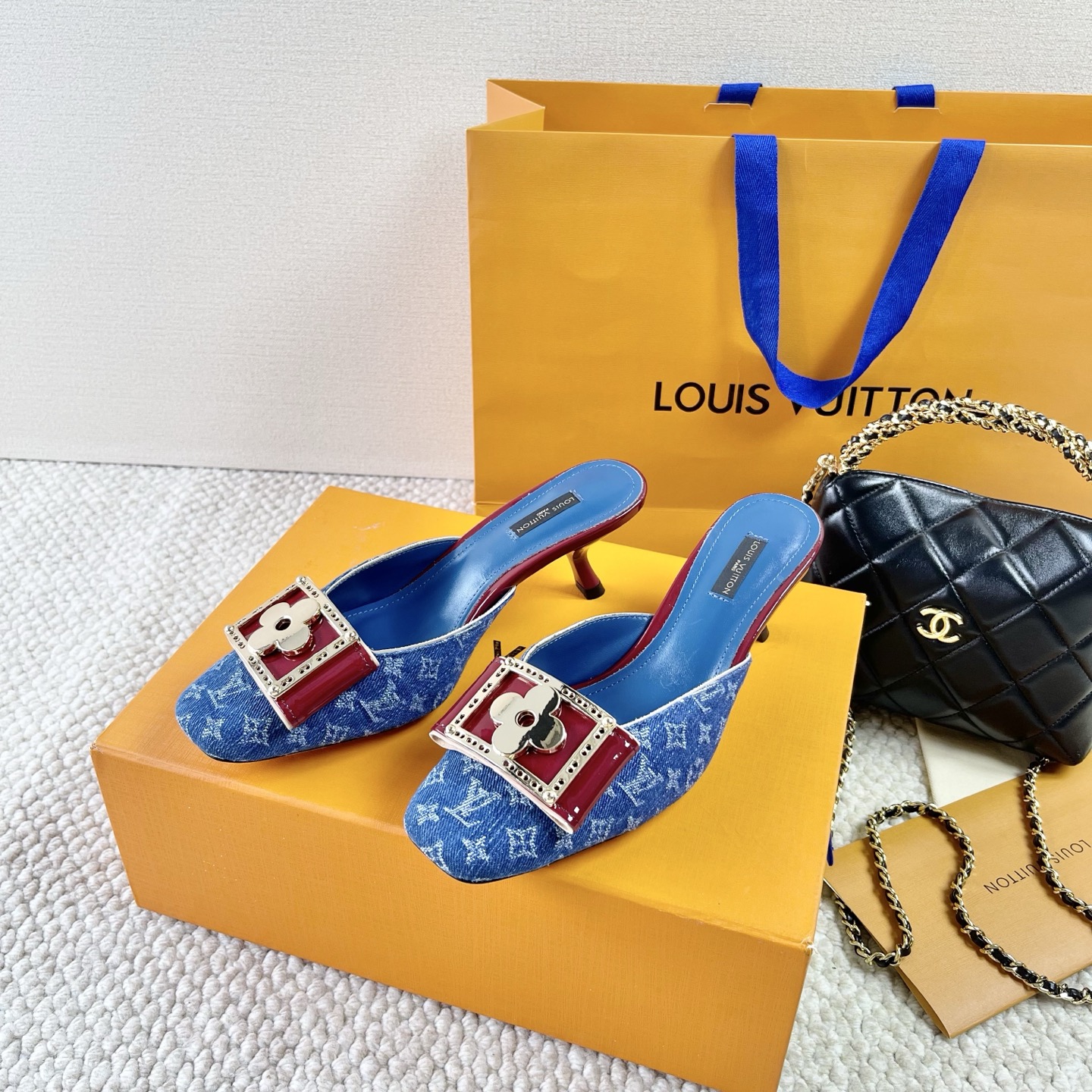 LOUIS VUITTON 빈티지 스타일 네잎클로버 사각 버클 스퀘어 토 키튼 힐 샌들 슬리퍼 정교하고 우아함-최상급 버전