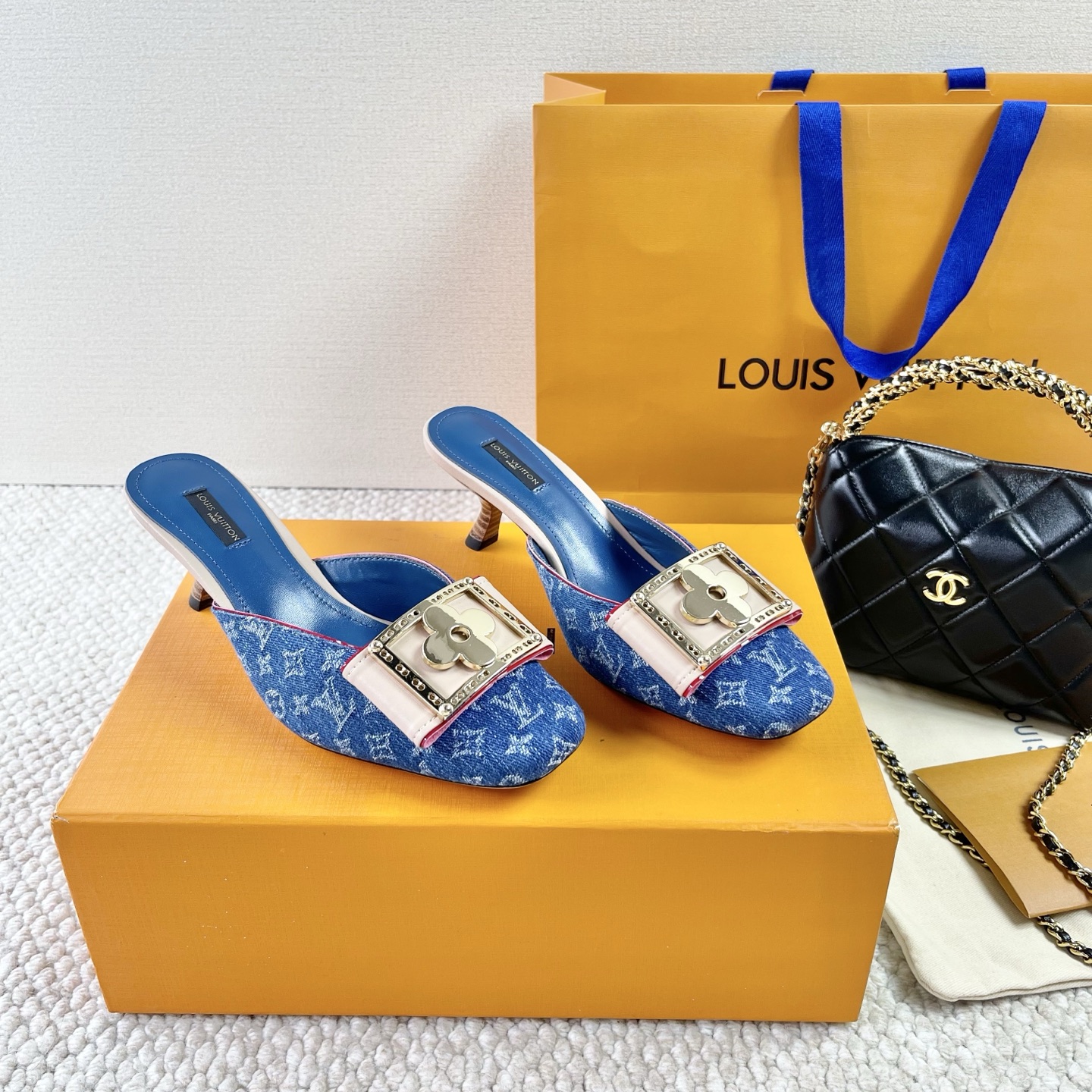 LOUIS VUITTON 빈티지 스타일 클로버 사각 버클 스퀘어 토 키튼 힐 샌들 슬리퍼 정교하고 우아함-최상급 버전