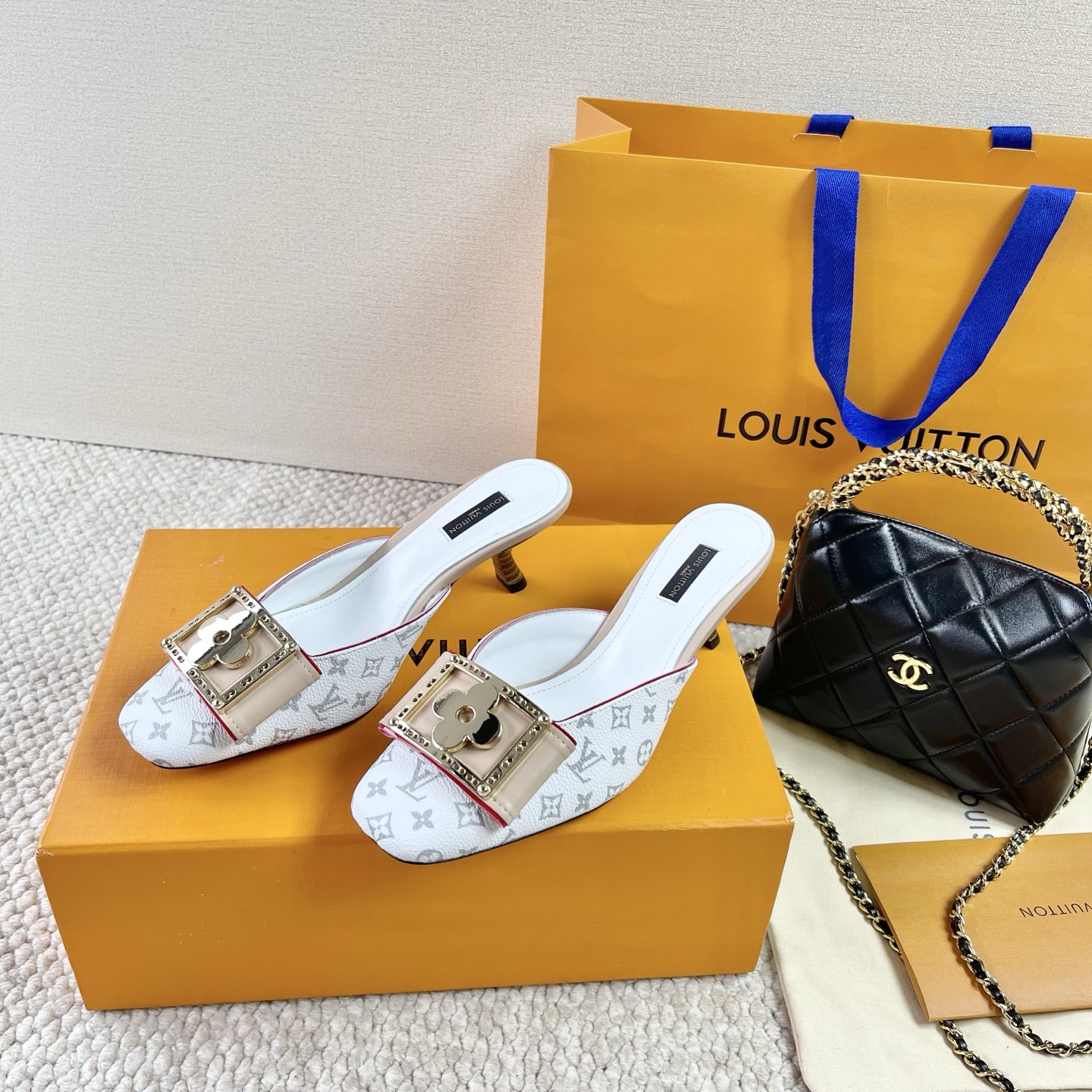 LOUIS VUITTON 빈티지 스타일 네잎클로버 사각 버클 스퀘어 토 키튼 힐 샌들 슬리퍼 세련되고 우아함-최상위 버전