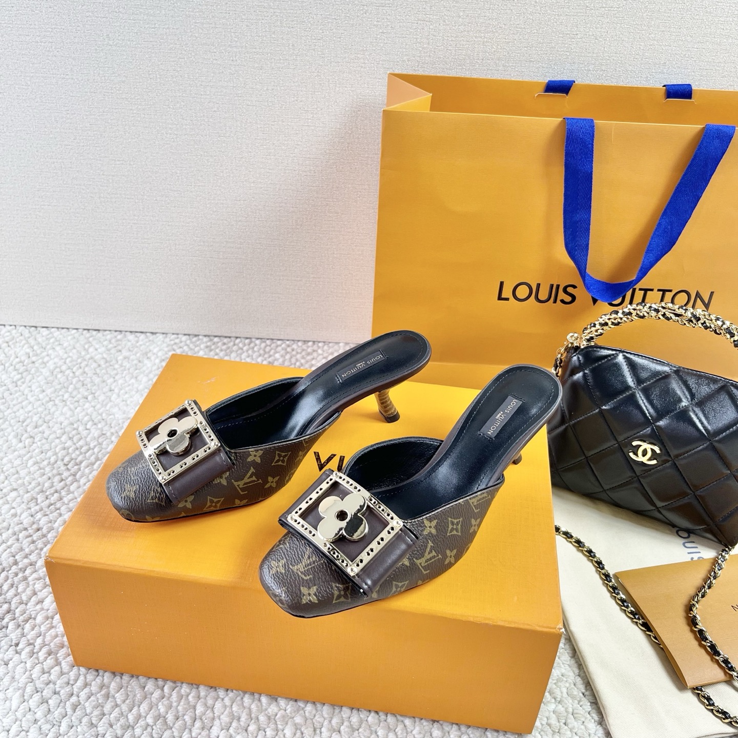 LOUIS VUITTON 빈티지 스타일 클로버 사각 버클 스퀘어 토 키튼 힐 샌들 슬리퍼 정교하고 우아함-최상급 버전