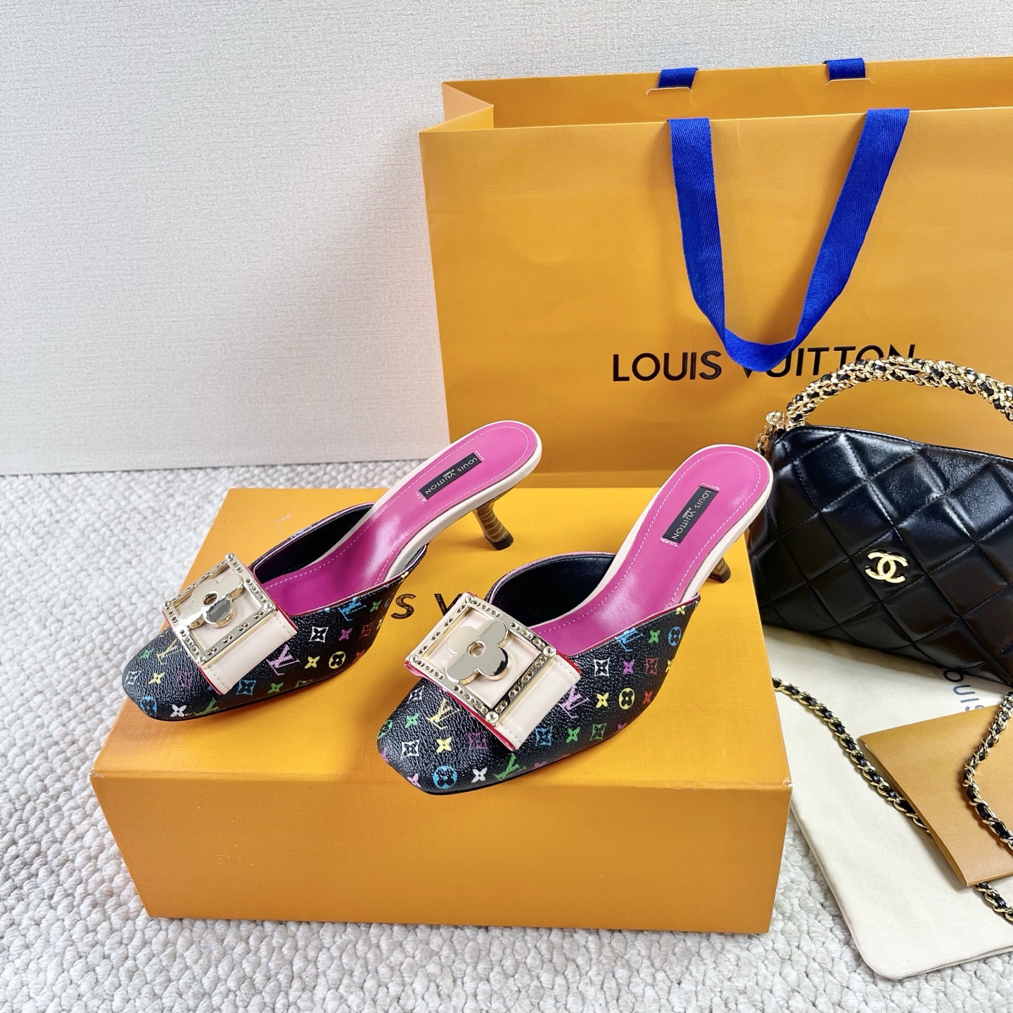 LOUIS VUITTON 빈티지 스타일 네잎클로버 사각 버클 스퀘어 토 키튼 힐 슬리퍼 샌들 세련되고 우아함-최상위 버전