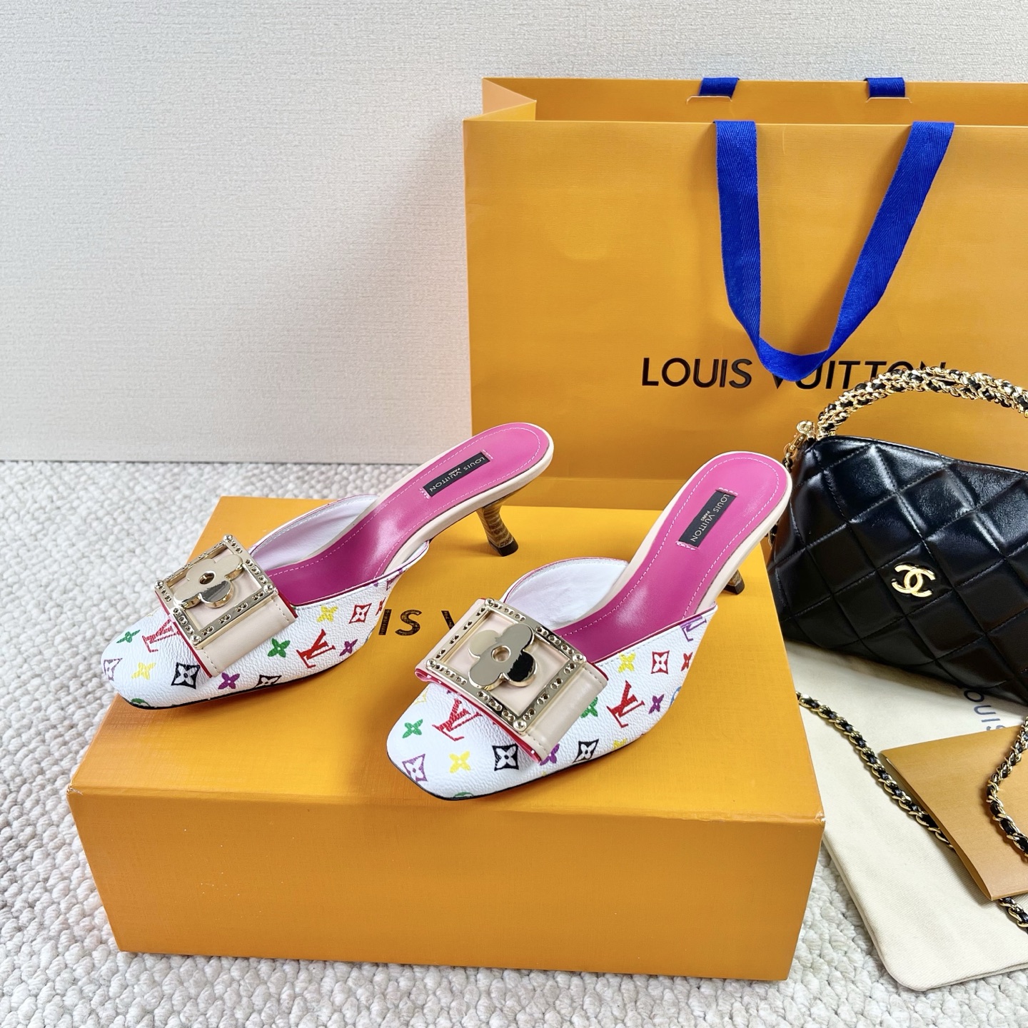 LOUIS VUITTON 빈티지 스타일 네잎클로버 사각 버클 스퀘어 토 키튼 힐 샌들 슬리퍼 정교하고 우아함-최상급 버전
