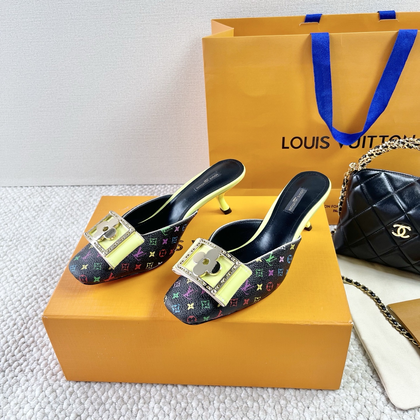 LOUIS VUITTON 빈티지 스타일 클로버 사각 버클 스퀘어 토 키튼 힐 샌들 슬리퍼 세련되고 우아함-최상급 버전