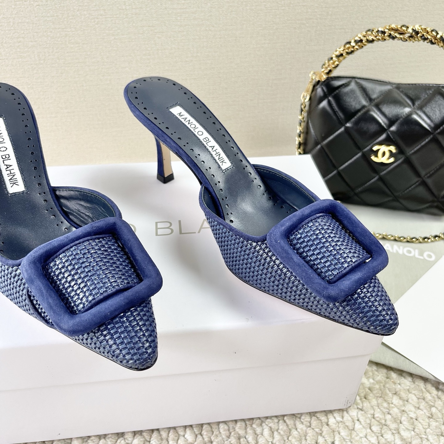 “Manolo Blahnik’s Latest Sheepskin Footwear Collection: Italian Imports in Sizes 34-42” - 图片 3