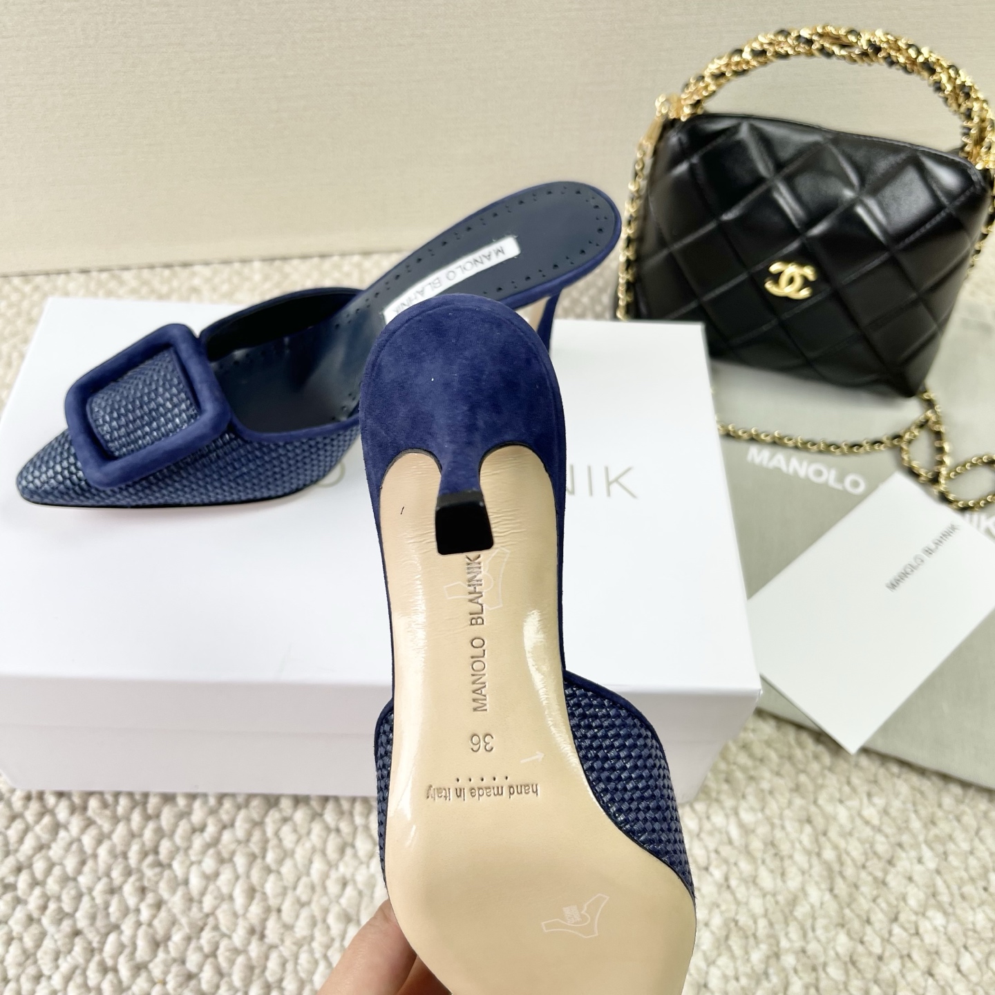 “Manolo Blahnik’s Latest Sheepskin Footwear Collection: Italian Imports in Sizes 34-42” - 图片 9