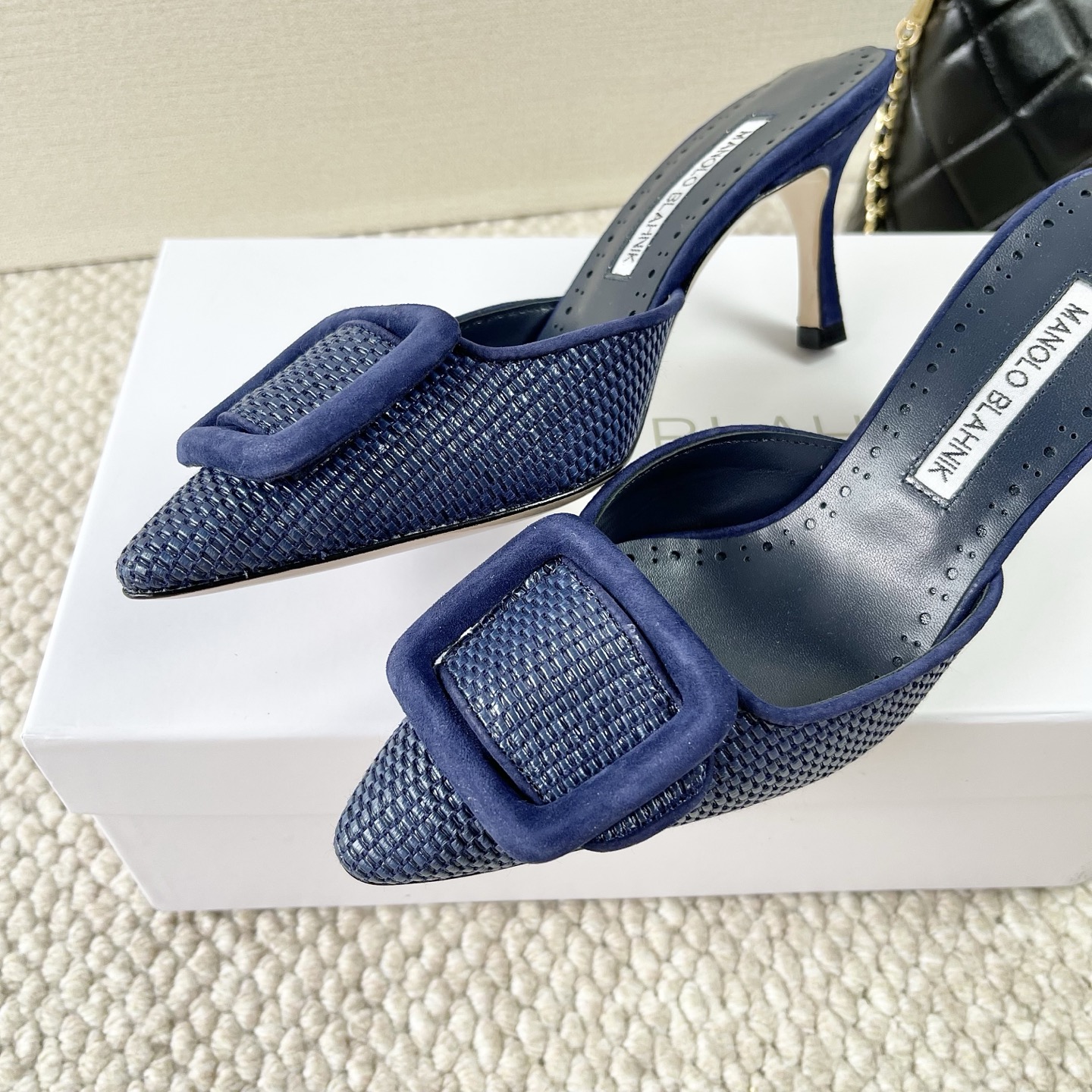 “Manolo Blahnik’s Latest Sheepskin Footwear Collection: Italian Imports in Sizes 34-42” - 图片 7