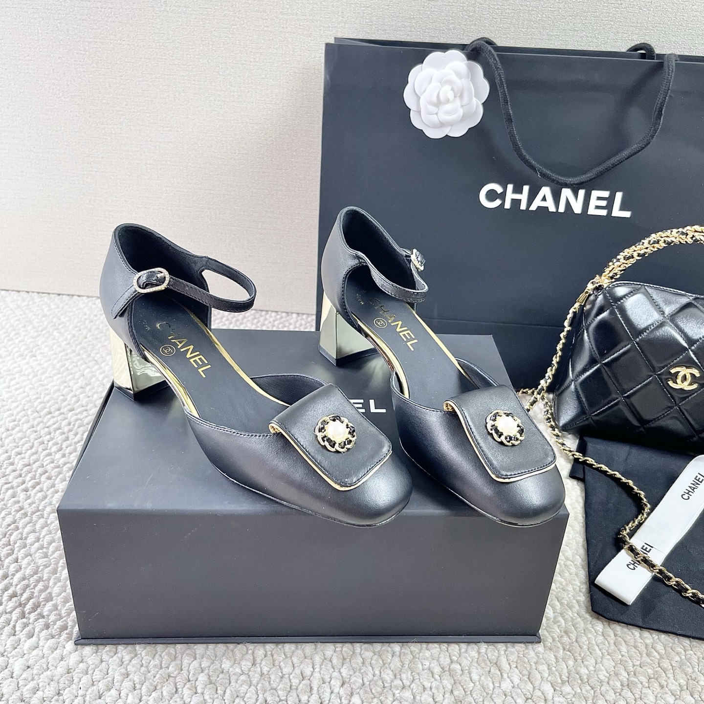 NO:405665,Chanel Chanel 25 summer new style Xiaoxiangjia camellia thick heel sandals Heel height: 5.5cm Correct size: 35-39 Customizable 34.40.41.42, sandals, chanel, chanel, chanel, sandals19860909Chanel香奈儿 25年夏季新款 小香家山茶花粗跟凉鞋 跟高:5.5cm 正码:35-39可定做34.40.41.42,凉鞋,chanel,chanel,chanel,sandals,Women's Shoes