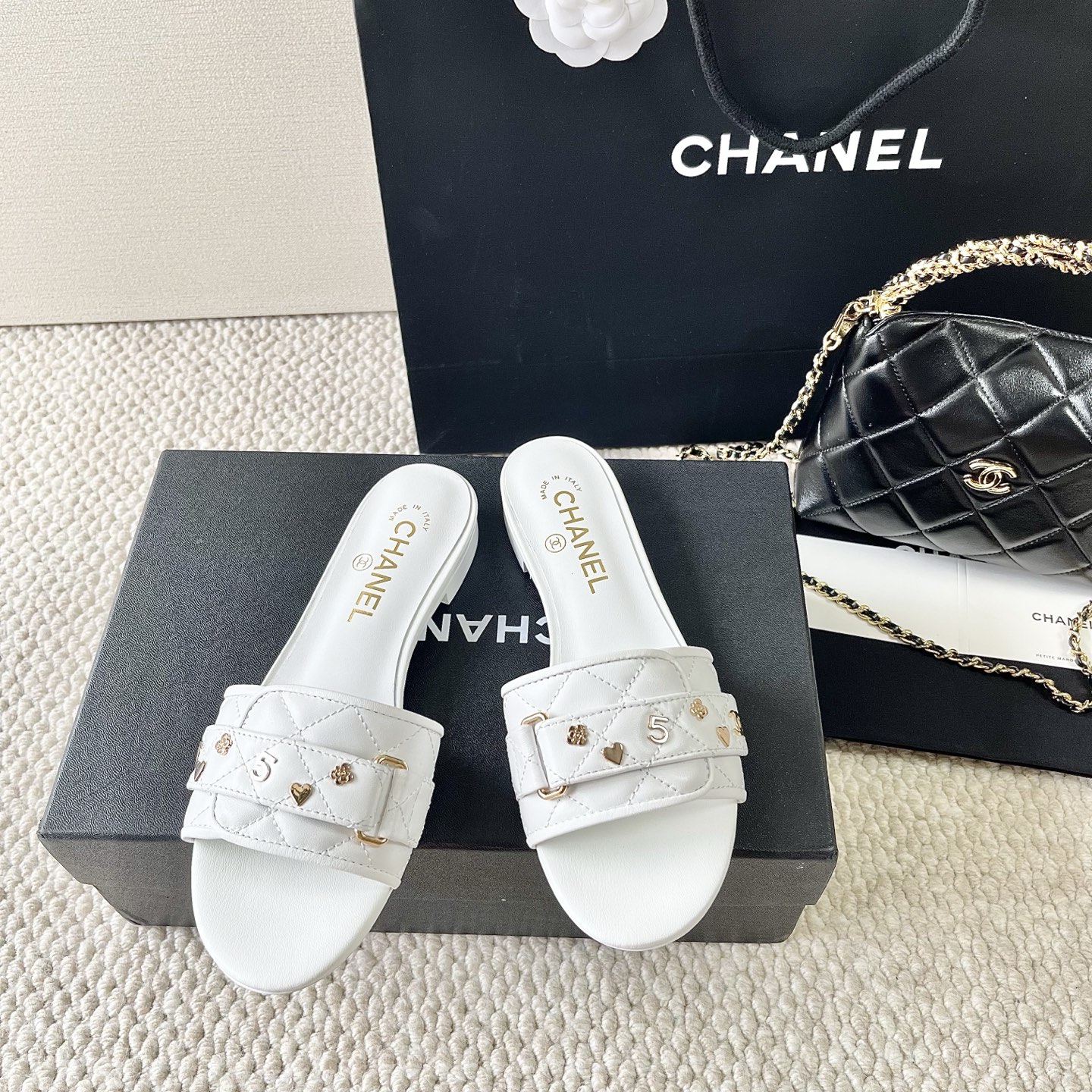 NO:407635,Chanel new style Xiaoxiangjia hardware buckle flat sandals. Correct size: 35-39 customized 40, slippers, chanel, chanel, chanel, chanel, slippers19860909Chanel香奈儿新款 小香家五金扣平底凉拖鞋 正码:35-39订做40,拖鞋,chanel,chanel,chanel,slippers,Women's Shoes