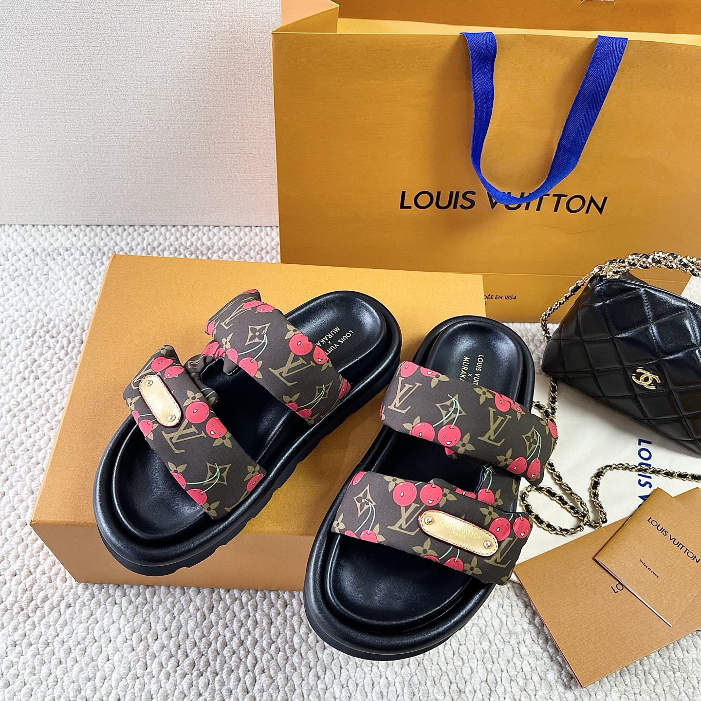 NO:407629,Purchase version L Donkey Brand New Summer 25 Pool Pillow Down Velcro Sandals New down bubble slippers Couple model After many improvements, it is much more comfortable than the first version. Ergonomic soles and support arches. It’s amazing. Couple size 35-39 customized 40.41.42, slippers, louis vuitton, slippers, down jacket19860909代购版 L驴牌25年夏季新款 Pool Pillow羽绒魔术贴凉拖鞋 新的羽绒泡泡拖鞋 情侣款 经多次改良,相比第一版已经舒适很多了 人體工學鞋底還有支撐足弓 神了吧簡直 情侣size 35-39订做40.41.42,拖鞋,louis vuitton,slippers,down jacket,Women's Shoes