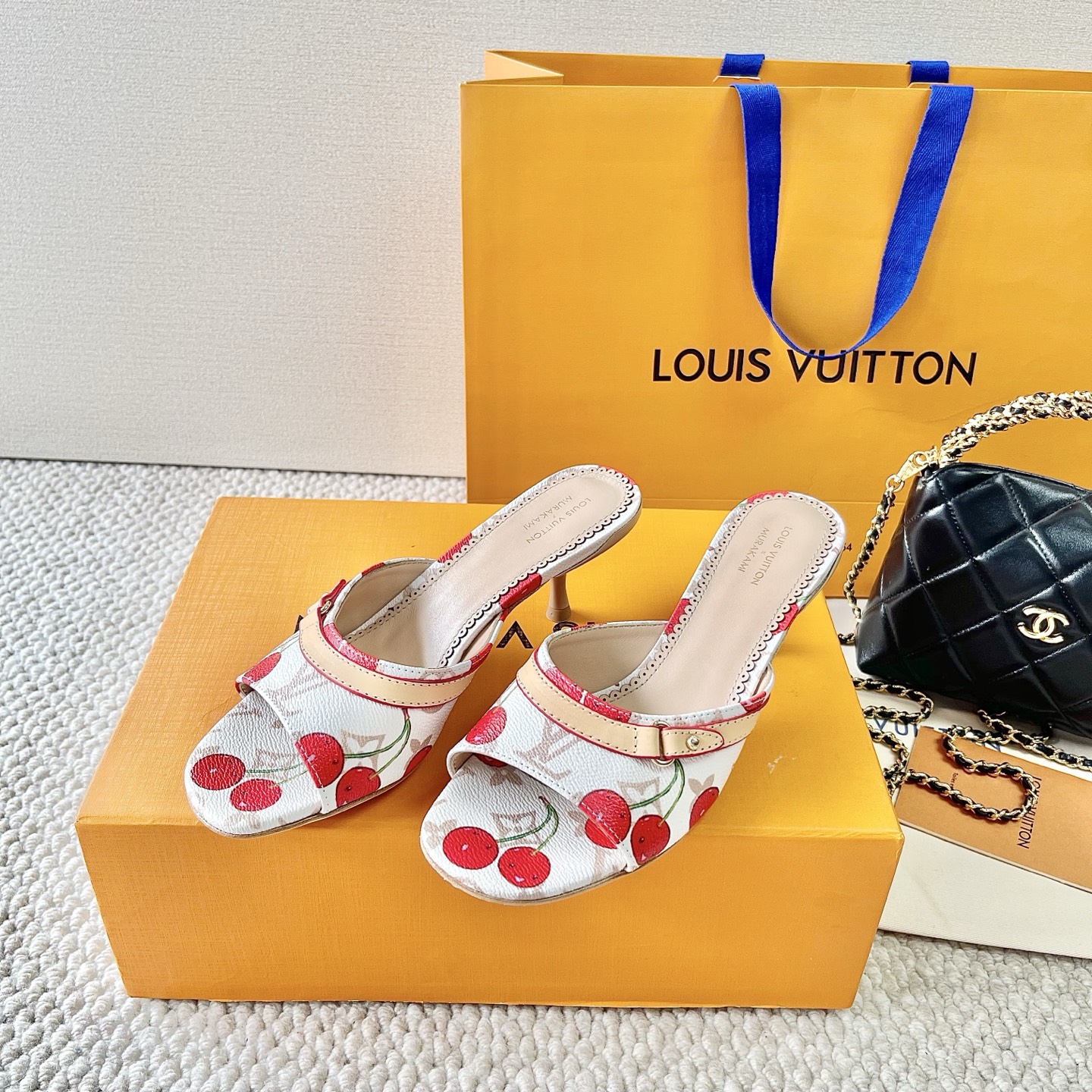 NO:407633,LV donkey brand latest 25 summer cherry bow sandals cherry kitten heel sandals sandals genuine leather sole heel height: flat/5.5cm flat sole: 35-39 customized 40.41.42 cat heel: 35-39 customized 40.41, slippers, louis vuitton, louis vuitton, sandals, slippers19860909LV驴牌25年夏季最新款 樱桃蝴蝶结凉拖鞋 樱桃小猫跟凉鞋凉拖鞋 真皮底 跟高:平底/5.5cm 平底:35-39订做40.41.42 猫跟:35-39订做40.41,拖鞋,louis vuitton,louis vuitton,sandals,slippers,Women's Shoes