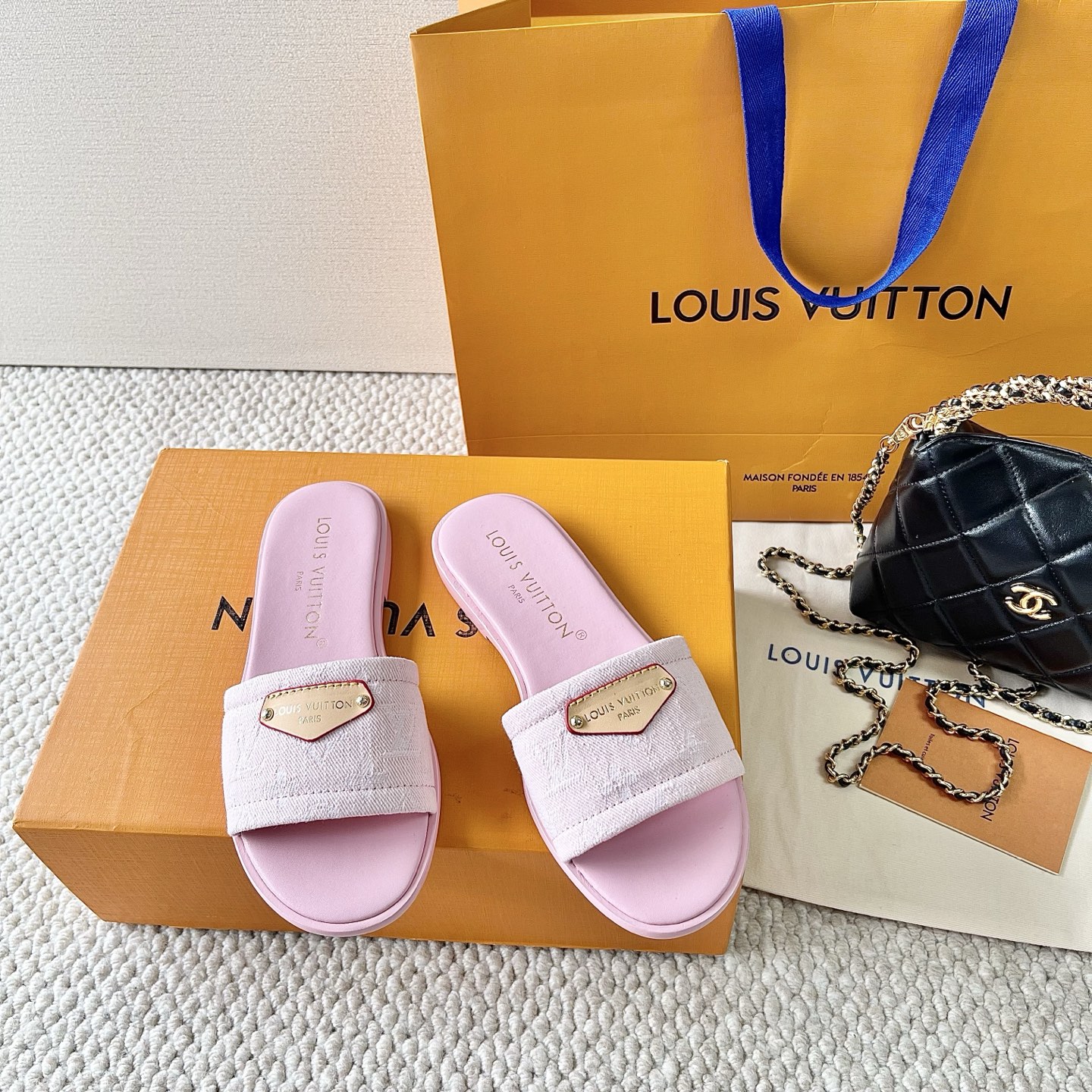NO:407636,LV donkey brand latest summer 25 denim flat sandals, four-leaf clover genuine leather sole, regular size 35-39 customized 40.41.42, slippers, louis vuitton, louis vuitton, slippers19860909LV驴牌25年夏季最新款 牛仔平底凉拖鞋 四叶草真皮底 正码35-39订做40.41.42,拖鞋,louis vuitton,louis vuitton,slippers,Women's Shoes