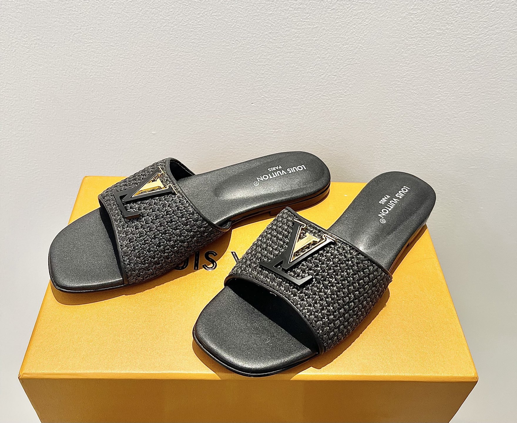 LOUIS VUITTON сандалии из рафии с металлическими пряжками, плетеные, удобные и универсальные - топ-версия