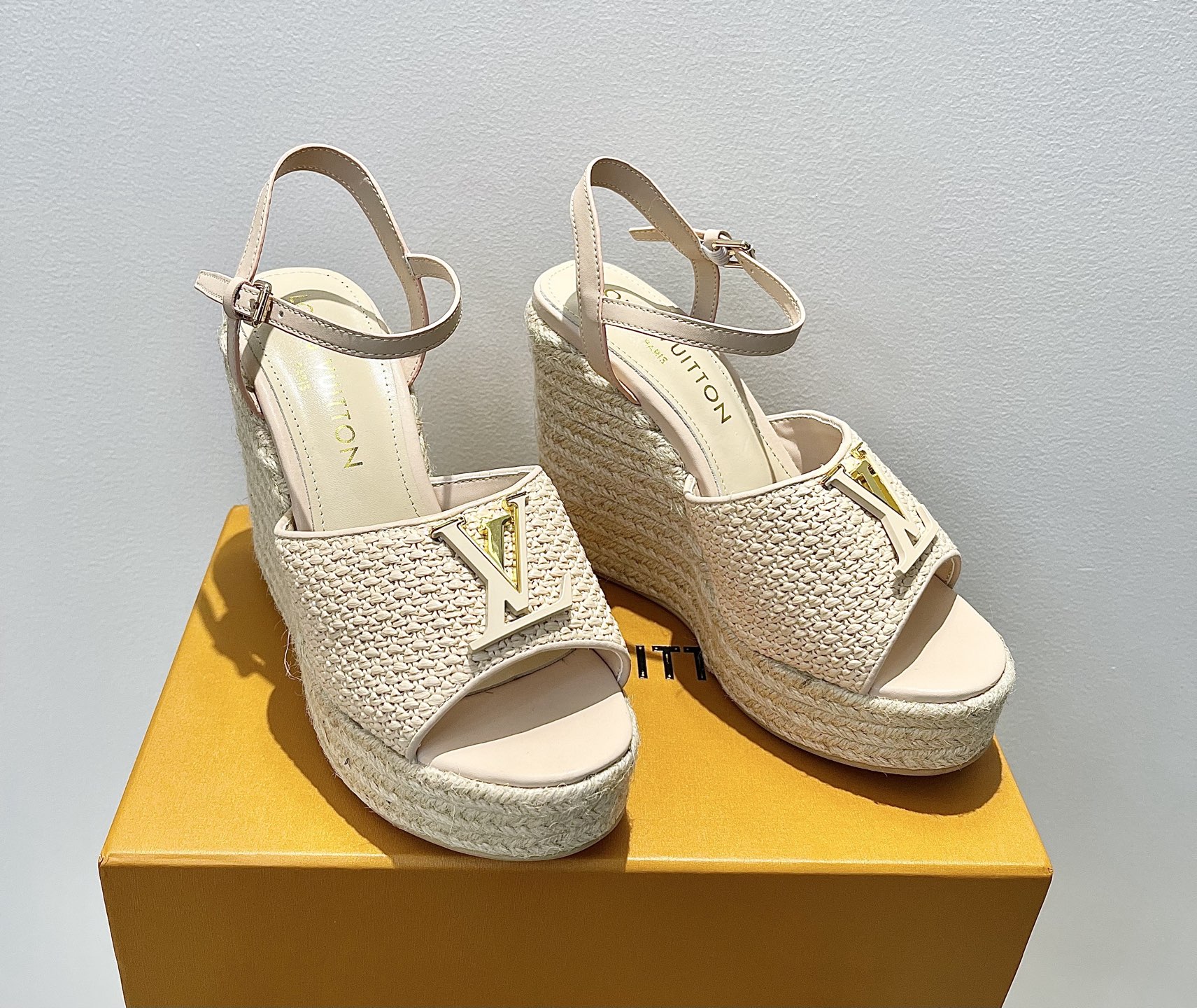 LOUIS VUITTON 라피아 위빙 플랫폼 샌들 우아한 릴랙스 - 최상급 버전