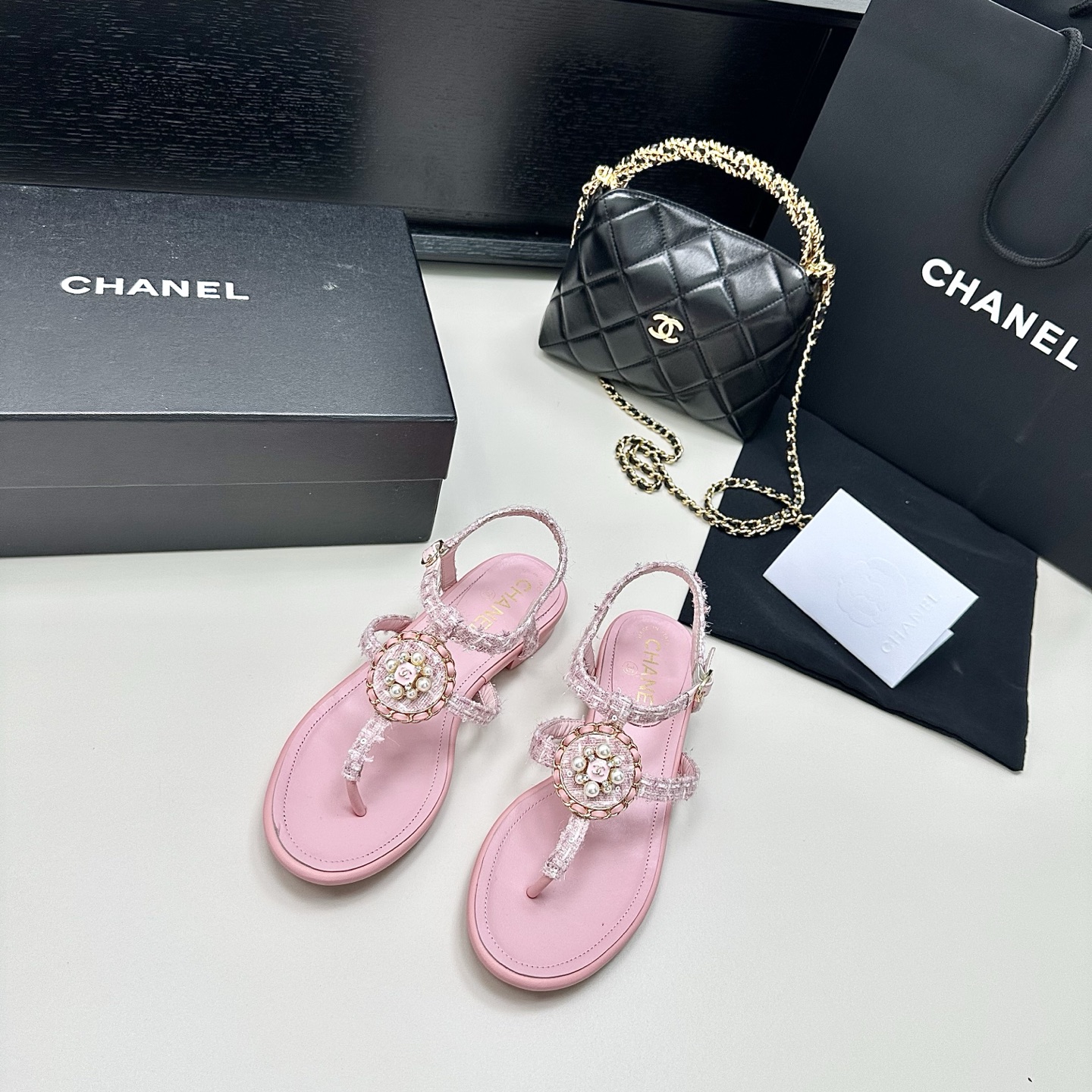 Chanel Sandalias con punta abierta y hebilla de perlas con cadena Xiaoxiangjia, modelo nuevo número 25 de Chanel Materi…