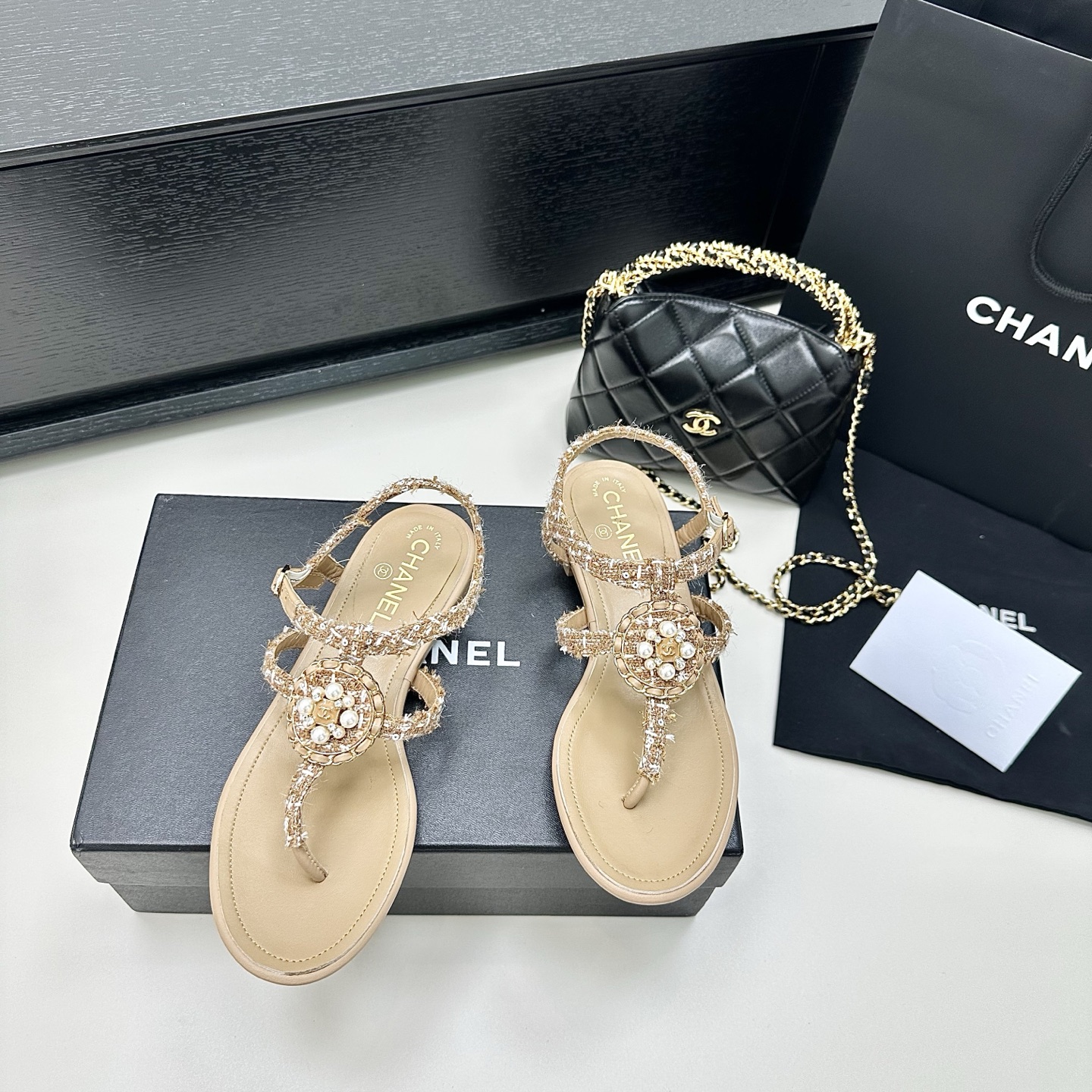 Chanel Chanel 25.o nuevo modelo Xiaoxiangjia sandalias de tanga con hebilla de perlas y cadena Material: parte inferior…