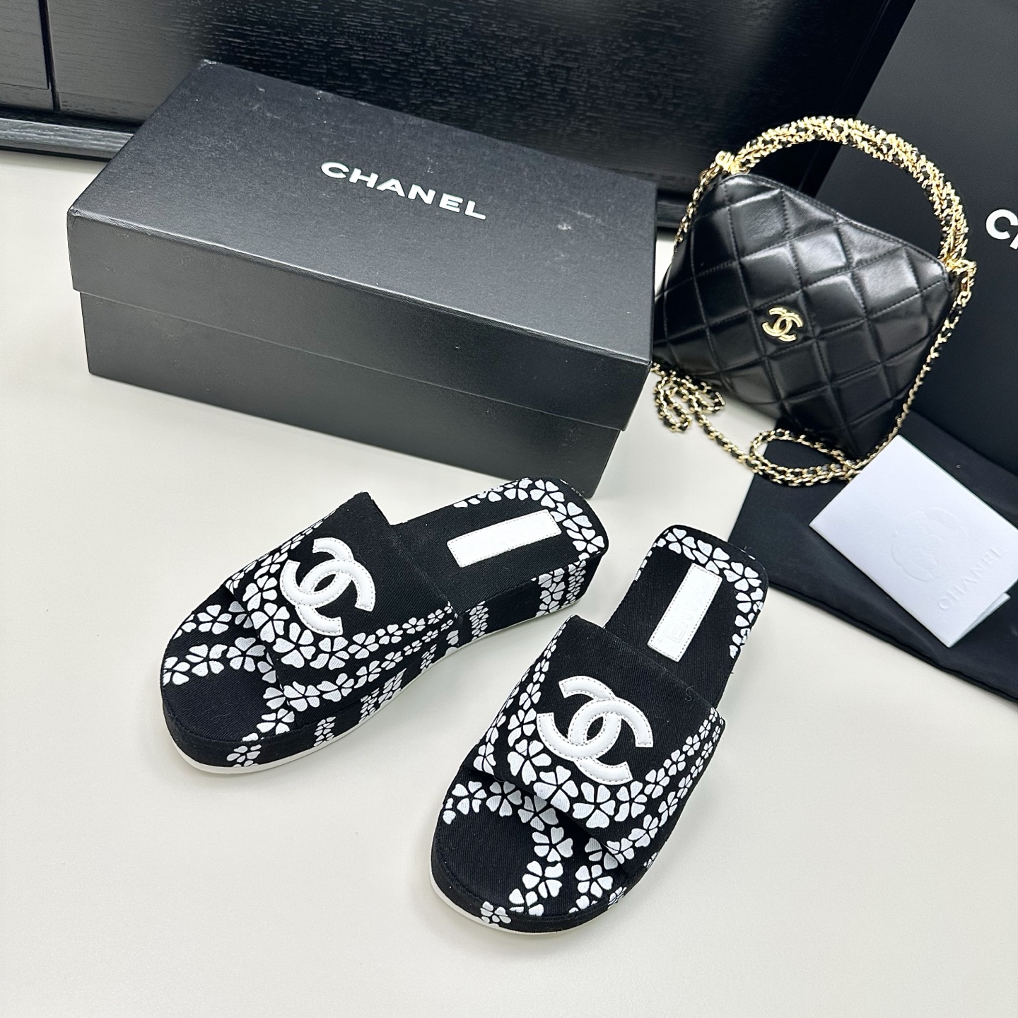 Chanel Chanel 25.o nuevo producto de verano Xiaoxiangjia sandalias planas estampadas con suela gruesa Material: impresi…