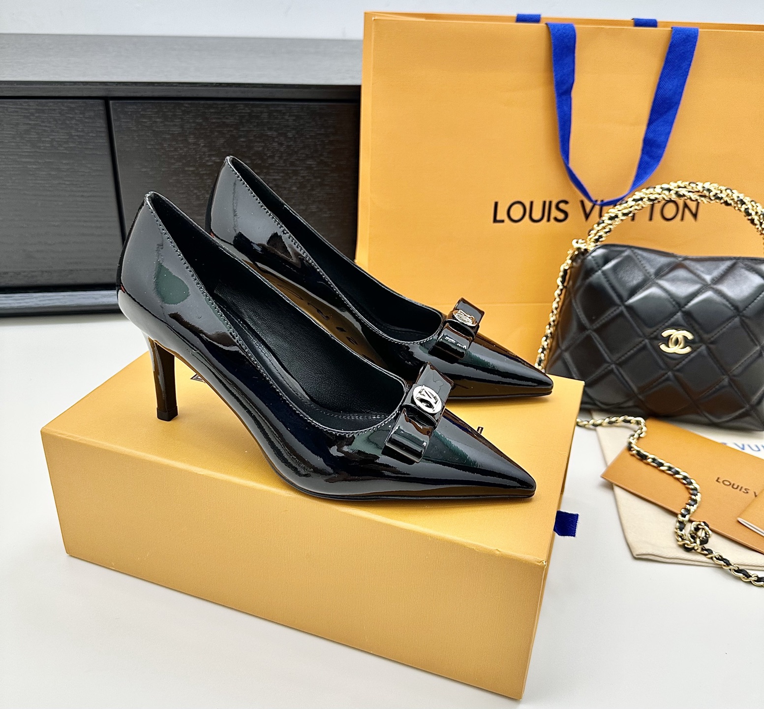 LOUIS VUITTON Escarpins Élégance Minimaliste - Version Premium