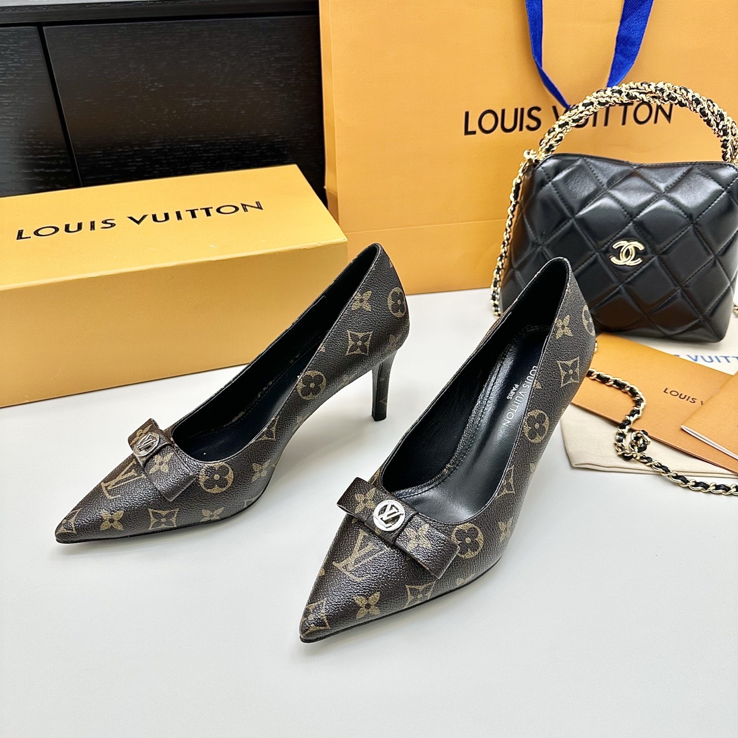 LOUIS VUITTON Escarpins Élégance Minimaliste - Version Premium