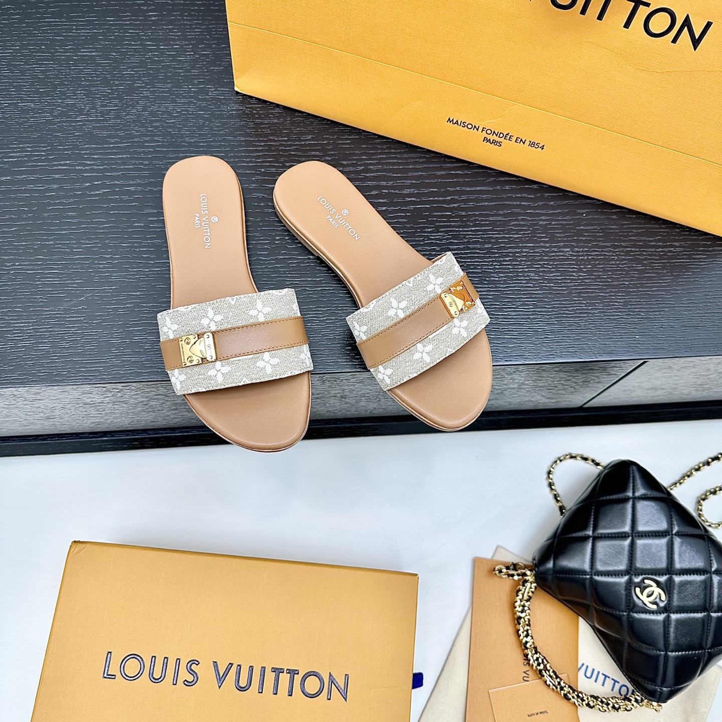 LOUIS VUITTON Metal Square Buckle Flat Sandals Comfortable and Versatile - Top Version