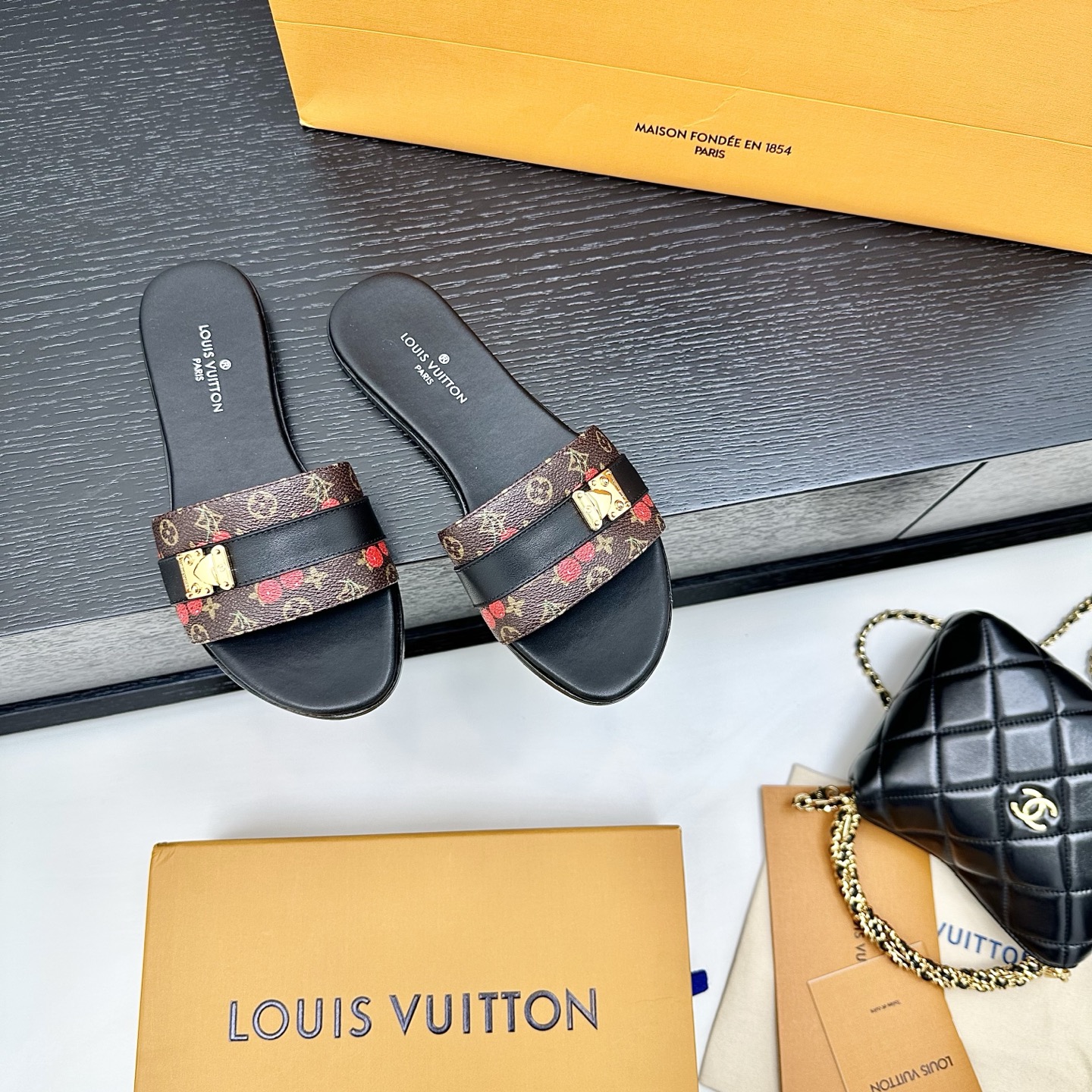 LOUIS VUITTON Metal Square Buckle Flat Sandals Comfortable and Versatile - Top Version