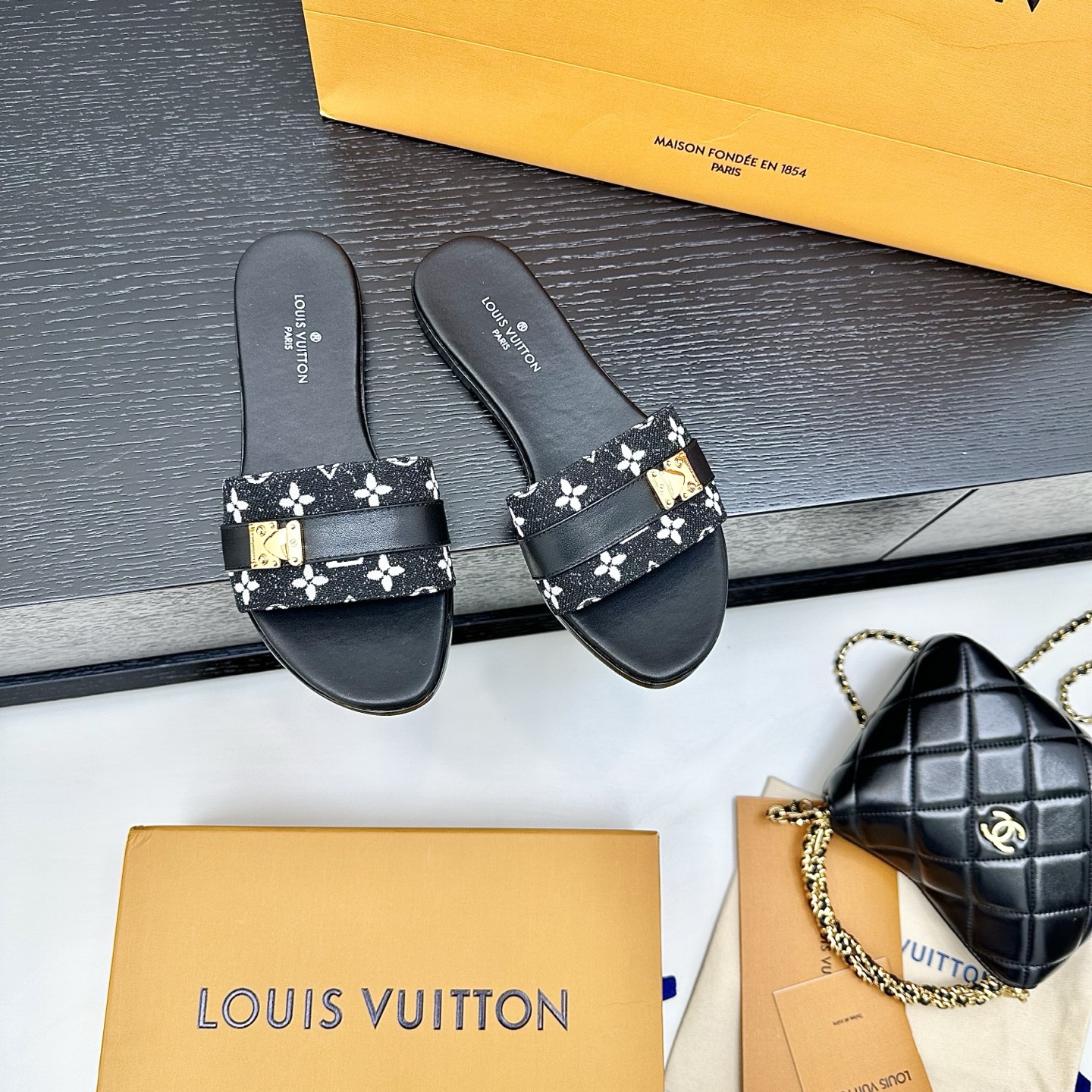 LOUIS VUITTON Metal Square Buckle Flat Sandals Comfortable and Versatile - Top Version