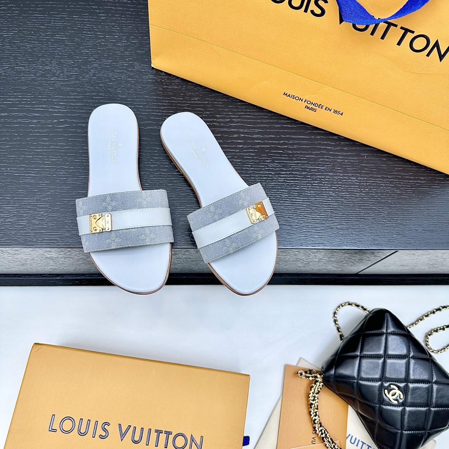 LOUIS VUITTON Metal Square Buckle Flat Sandals Comfortable and Versatile - Top Version