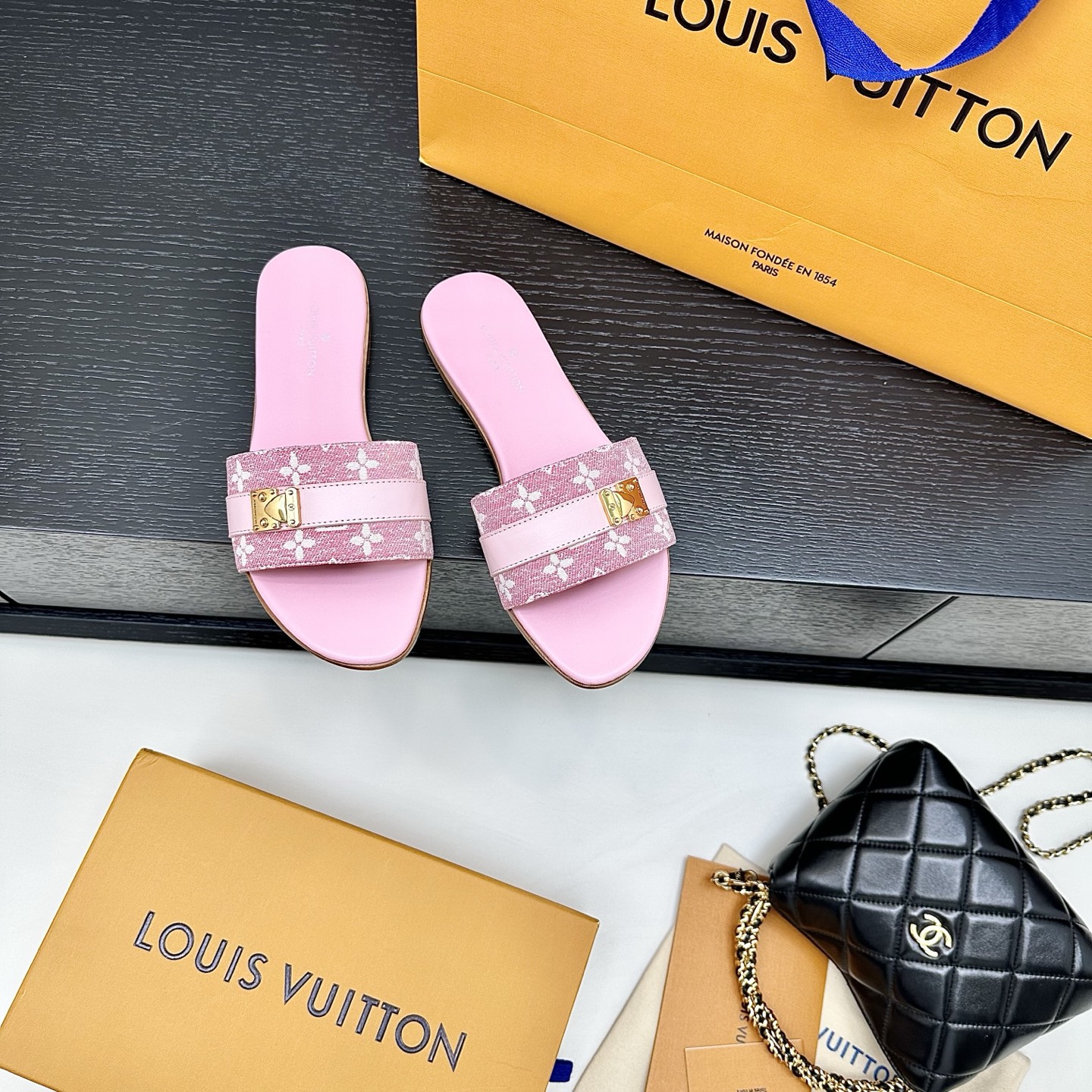 LOUIS VUITTON Metal Square Buckle Flat Sandals Comfortable and Versatile - Top Version