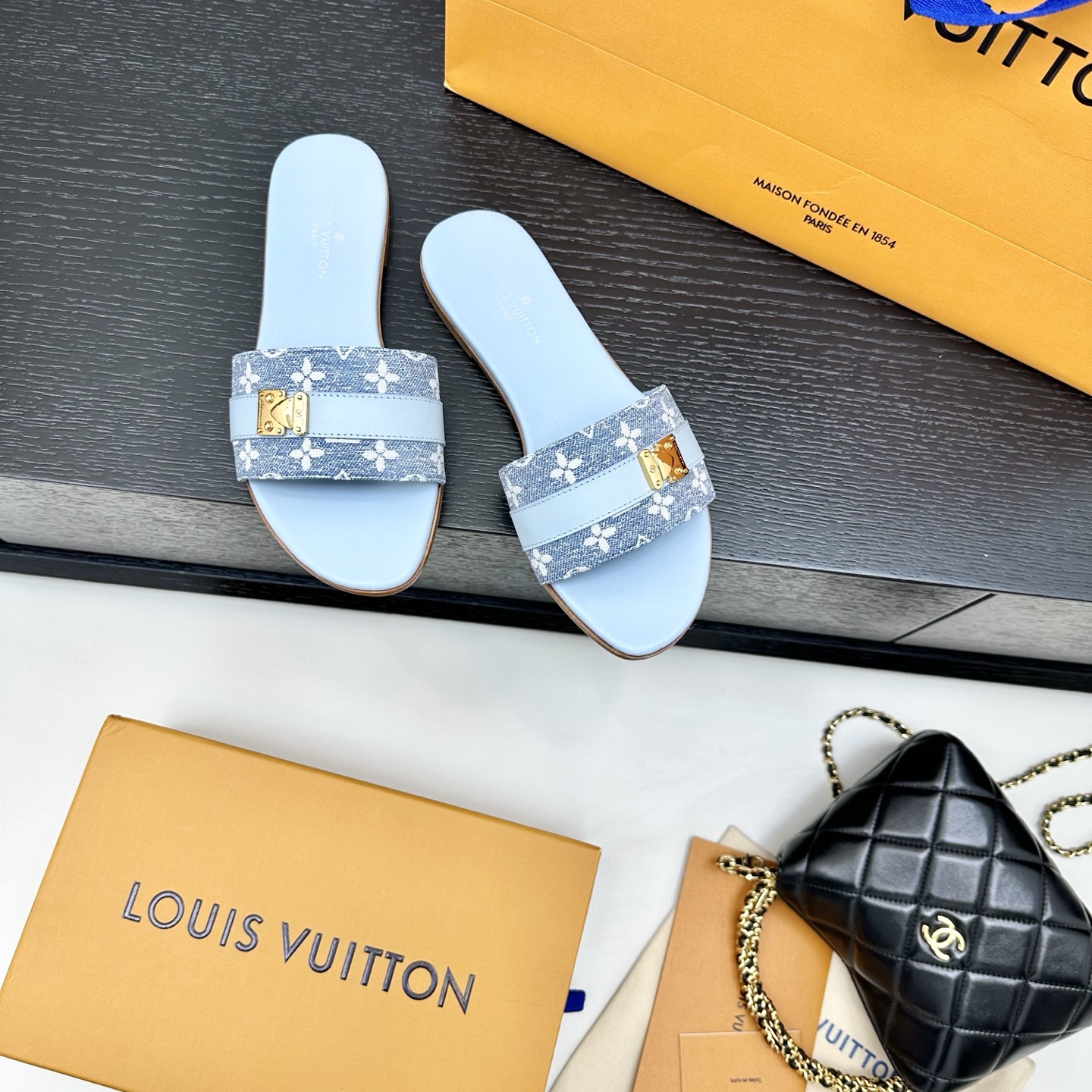 LOUIS VUITTON Metal Square Buckle Flat Sandals Comfortable and Versatile - Top Version