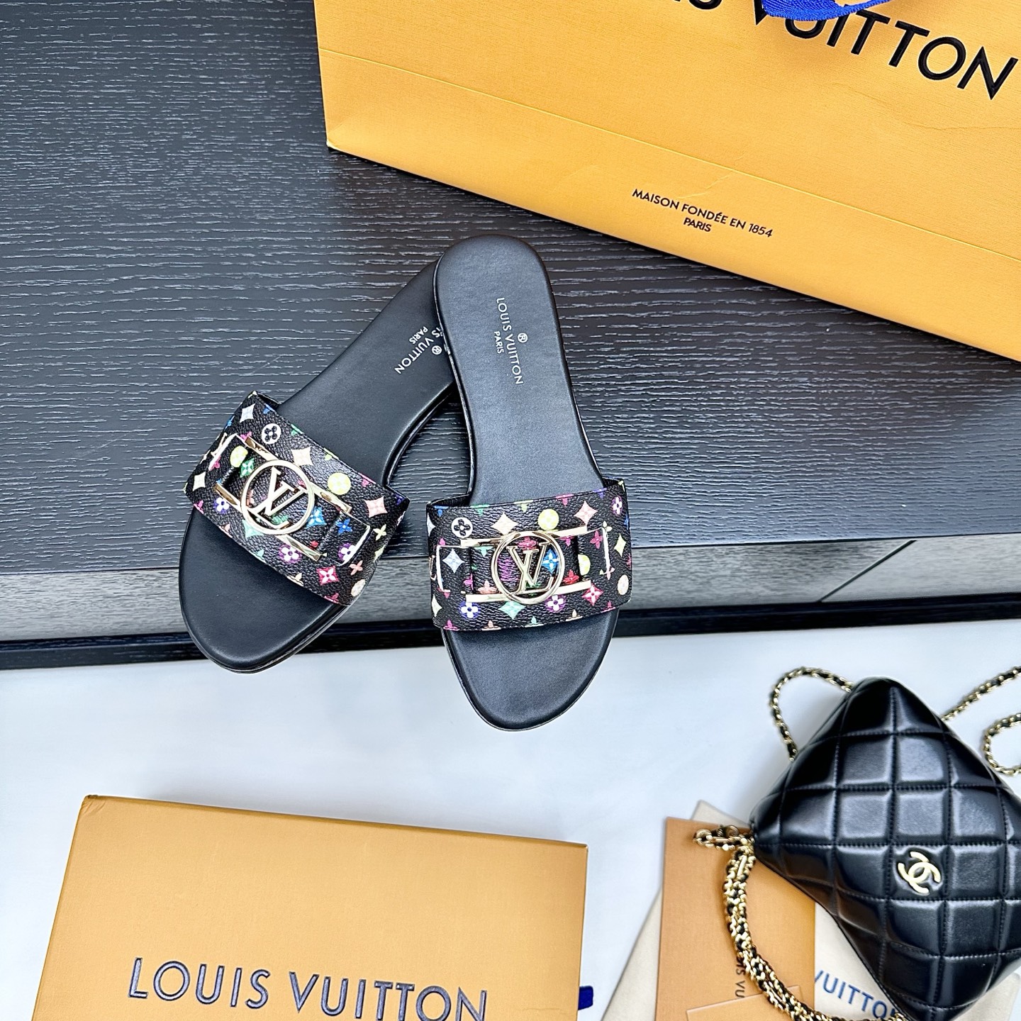 LOUIS VUITTON Metal Square Buckle Flat Sandals Comfortable and Versatile - Top Version