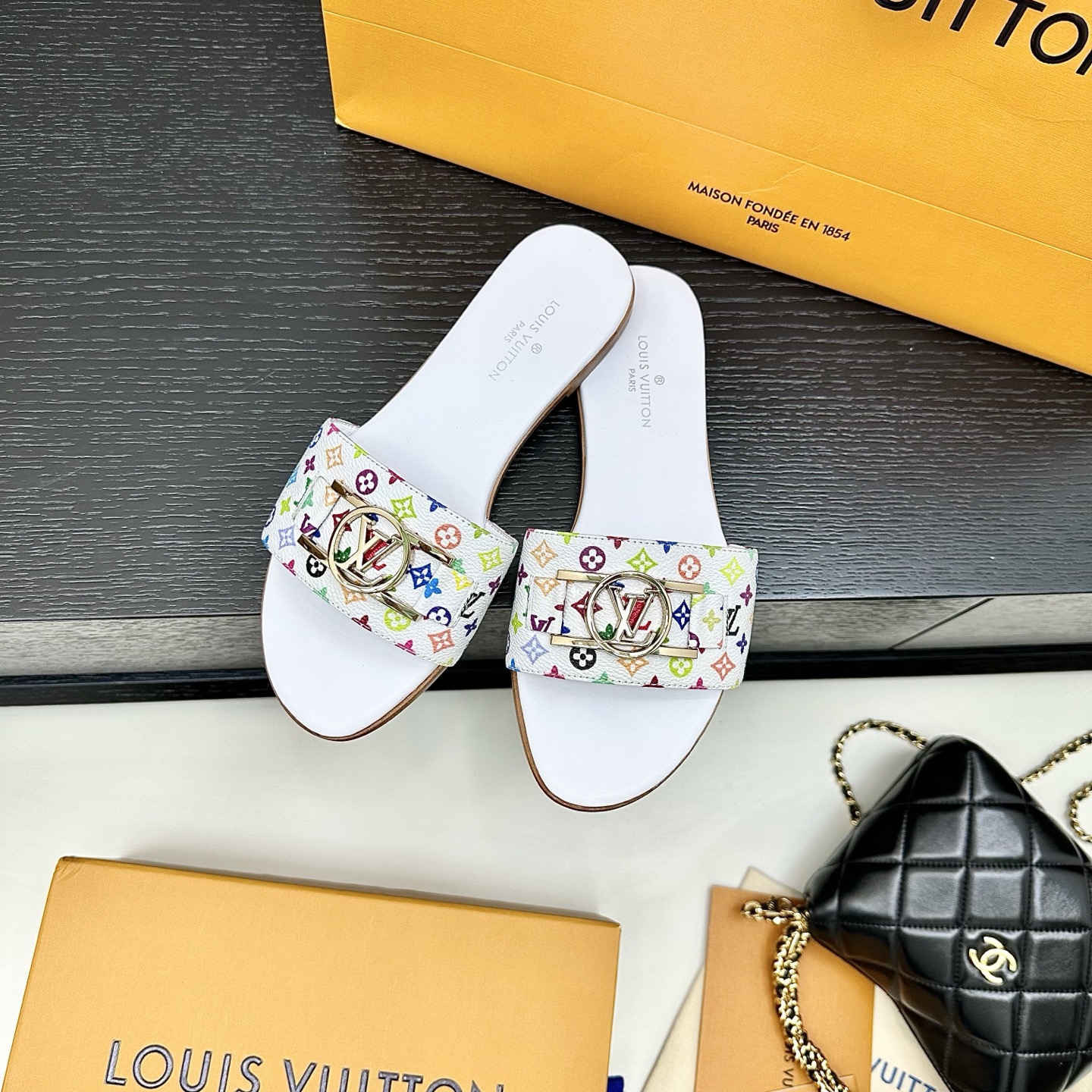 LOUIS VUITTON Metal Square Buckle Flat Sandals Comfortable and Versatile - Top Version