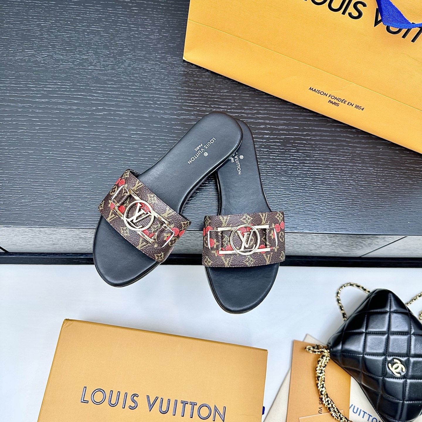 LOUIS VUITTON Металлическая квадратная пряжка плоские сандалии-шлепанцы, комфортные и универсальные - топ-версия
