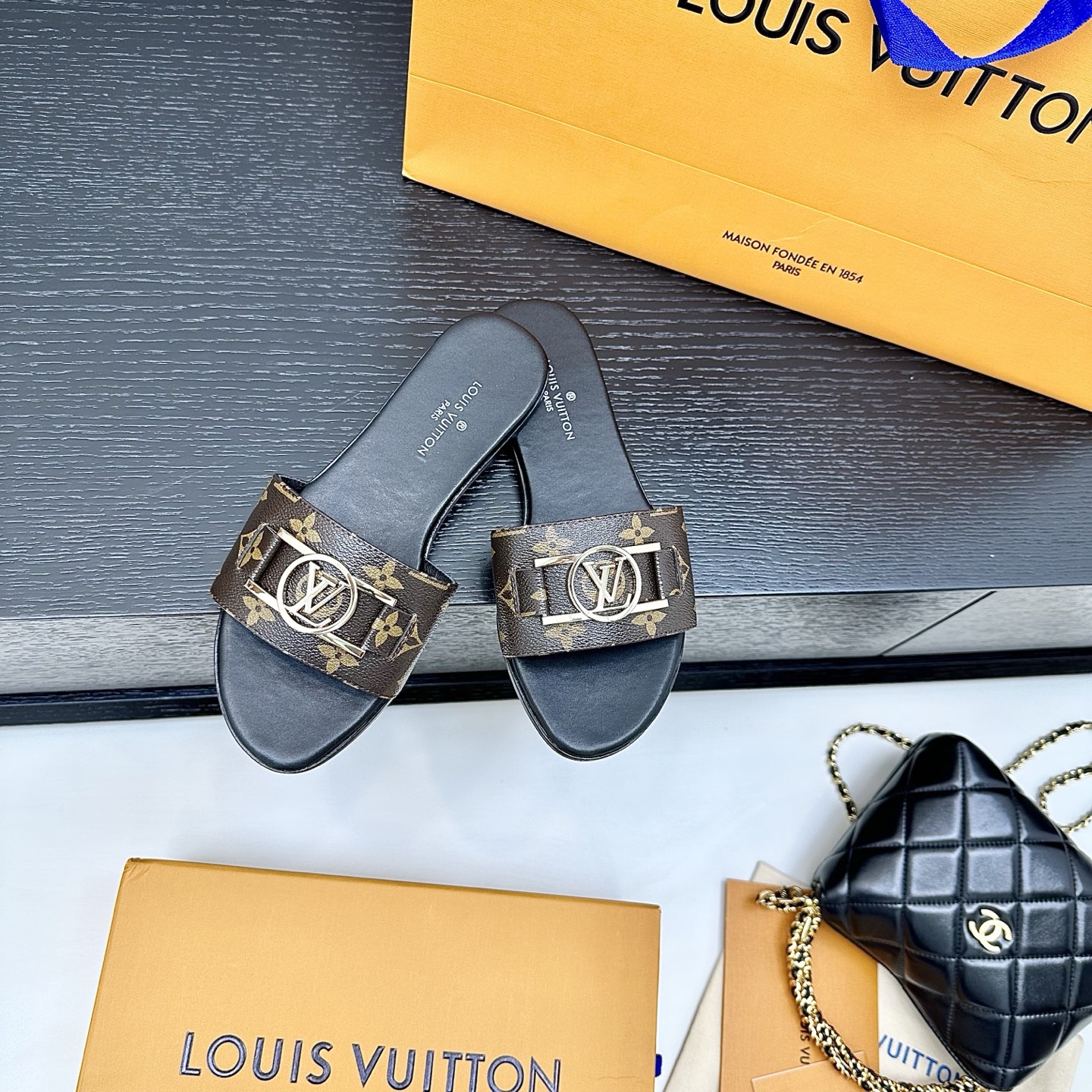LOUIS VUITTON металлическая квадратная пряжка плоские сандалии-шлепанцы, комфортные и универсальные - топ-версия