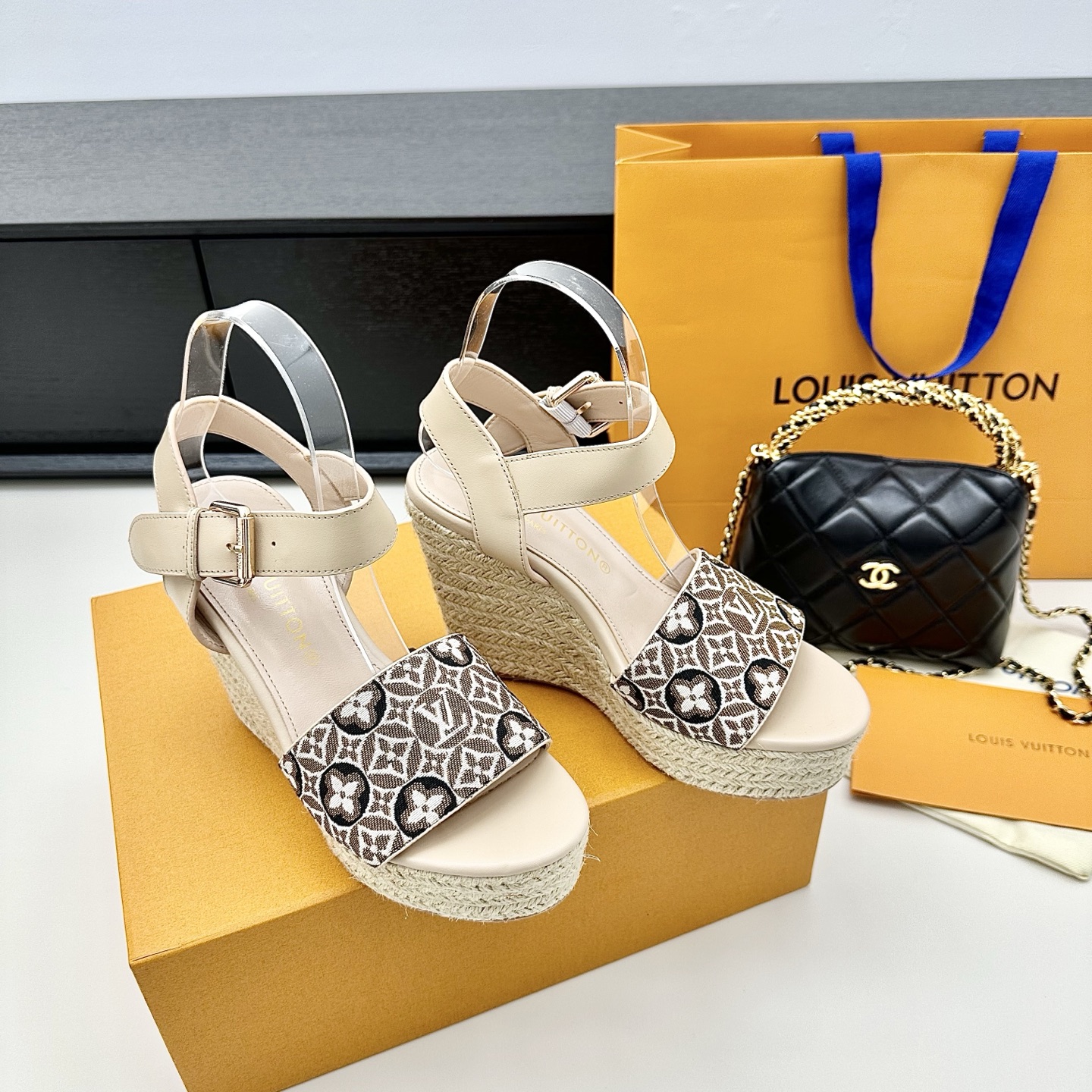 LOUIS VUITTON sandales en toile jacquard à semelle compensée en corde, élégance décontractée - version premium