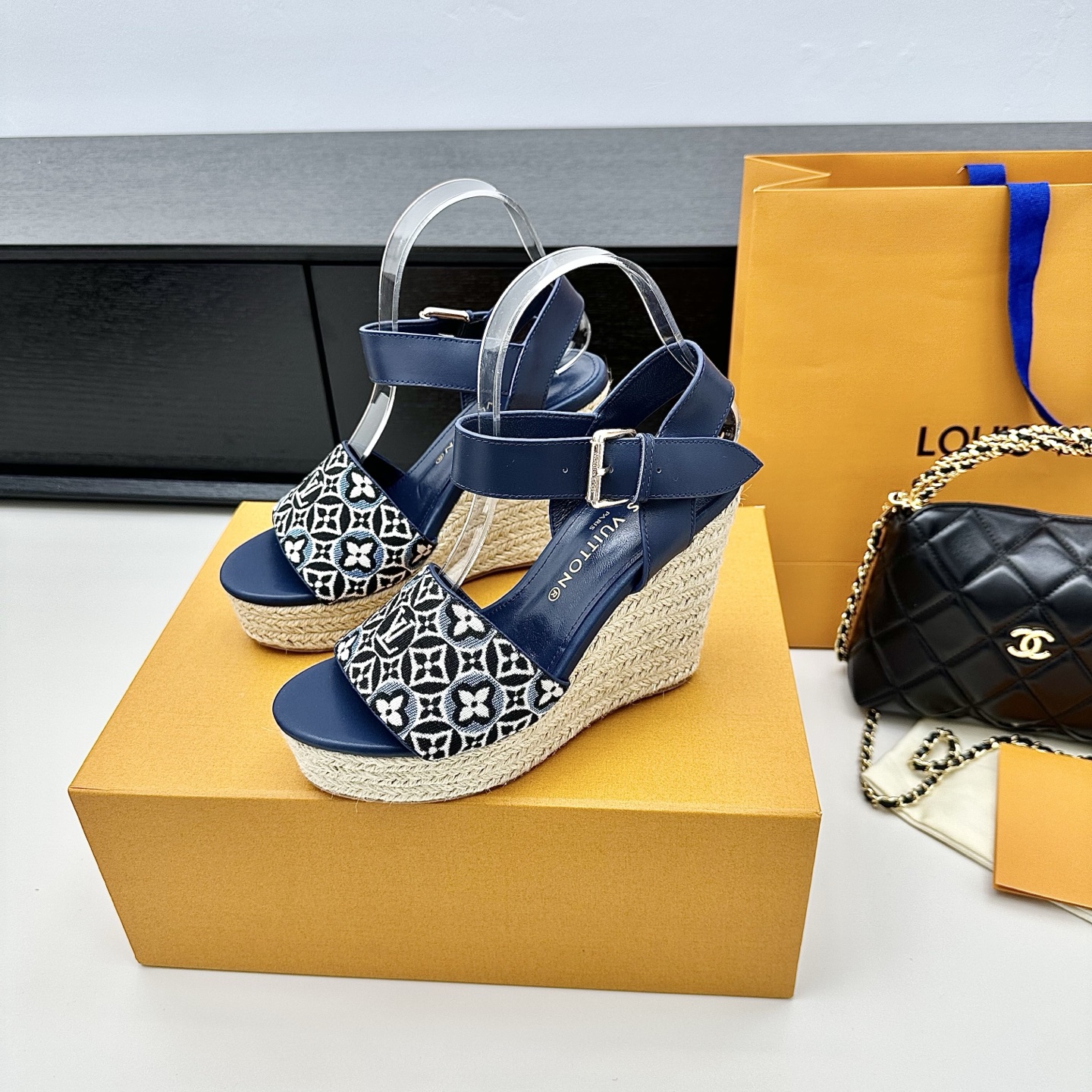 Sandales en toile jacquard LOUIS VUITTON à semelle compensée en corde, élégance décontractée - version premium