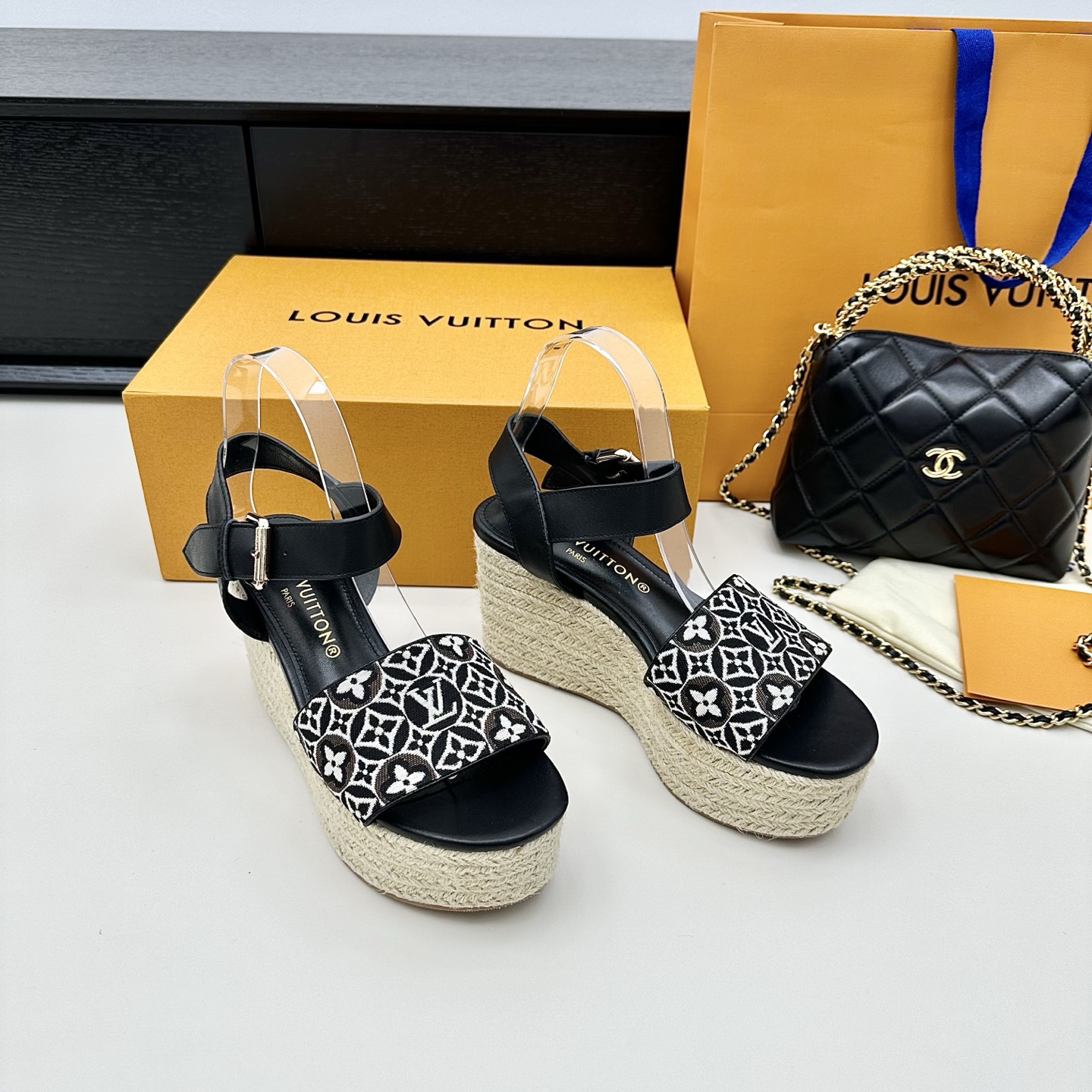Sandales compensées en toile jacquard LOUIS VUITTON, élégance décontractée - version premium