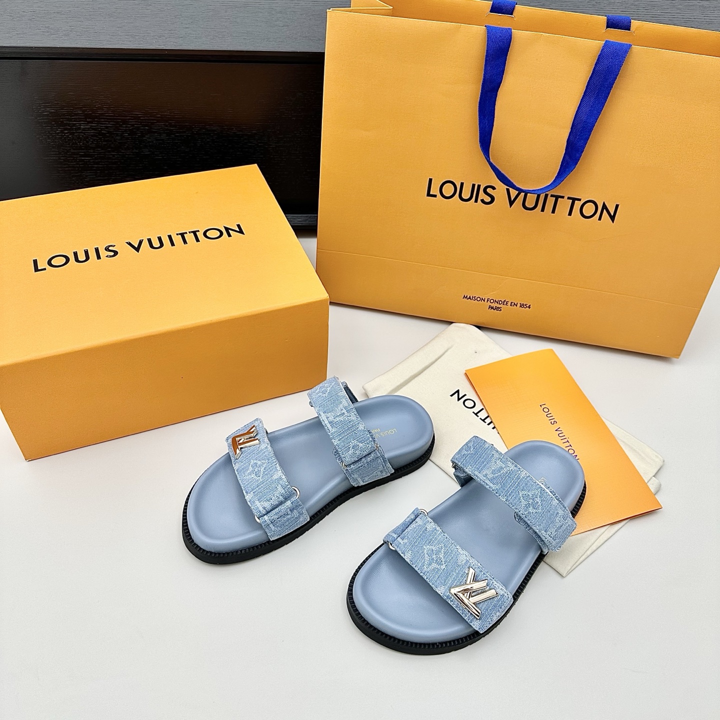LOUIS VUITTON Velcro Beach Sandals Comfortable and Versatile - Top Version