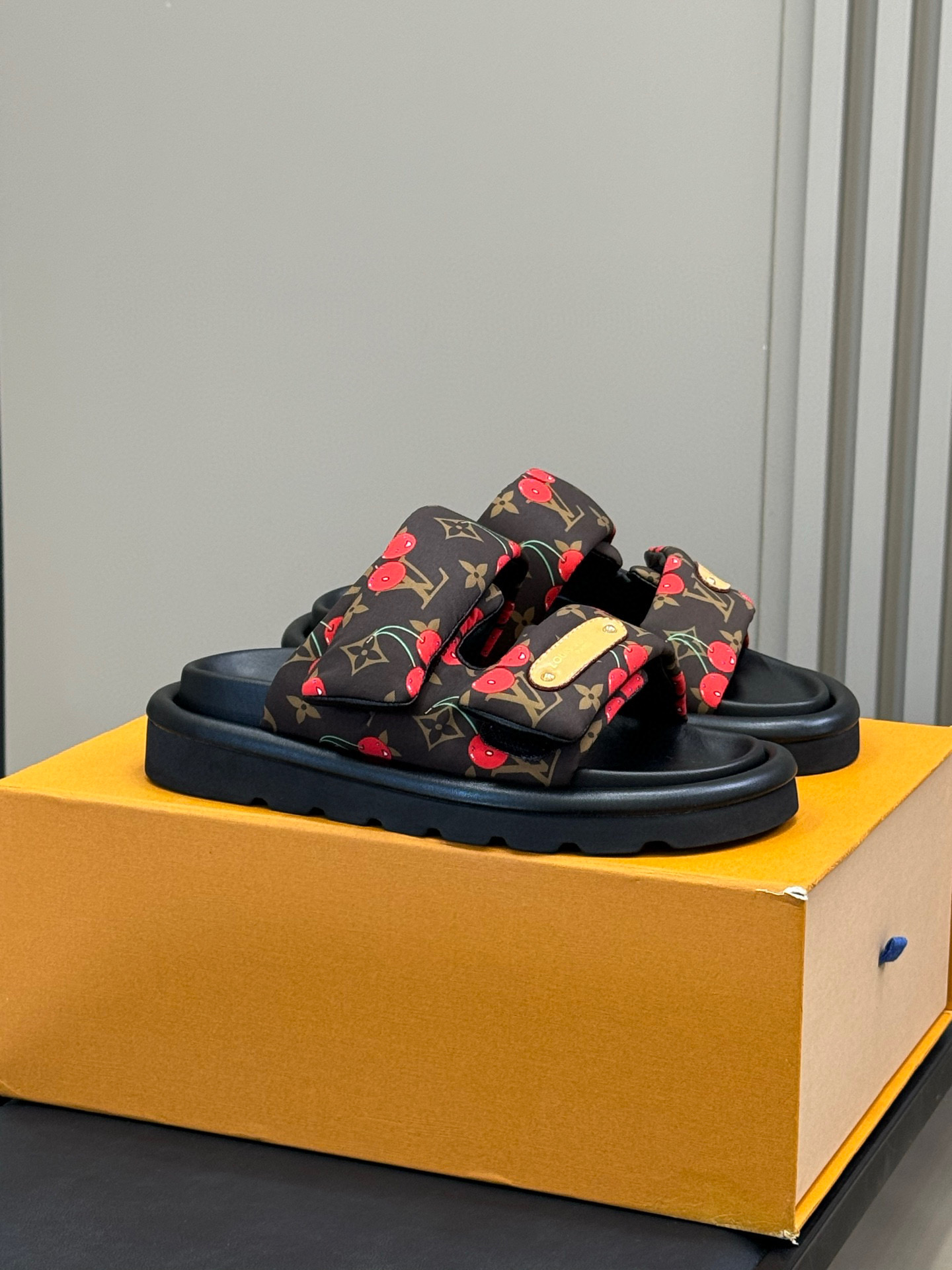 LOUIS VUITTON ユニセックスサンダル シンプルでスタイリッシュ-ハイグレードバージョン