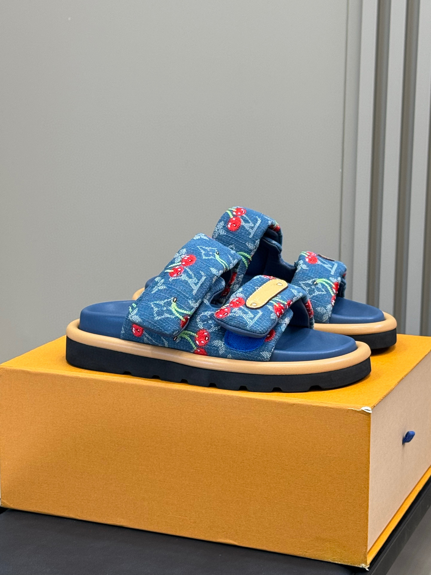 LOUIS VUITTON ユニセックスサンダル シンプルでスタイリッシュ-ハイグレードバージョン