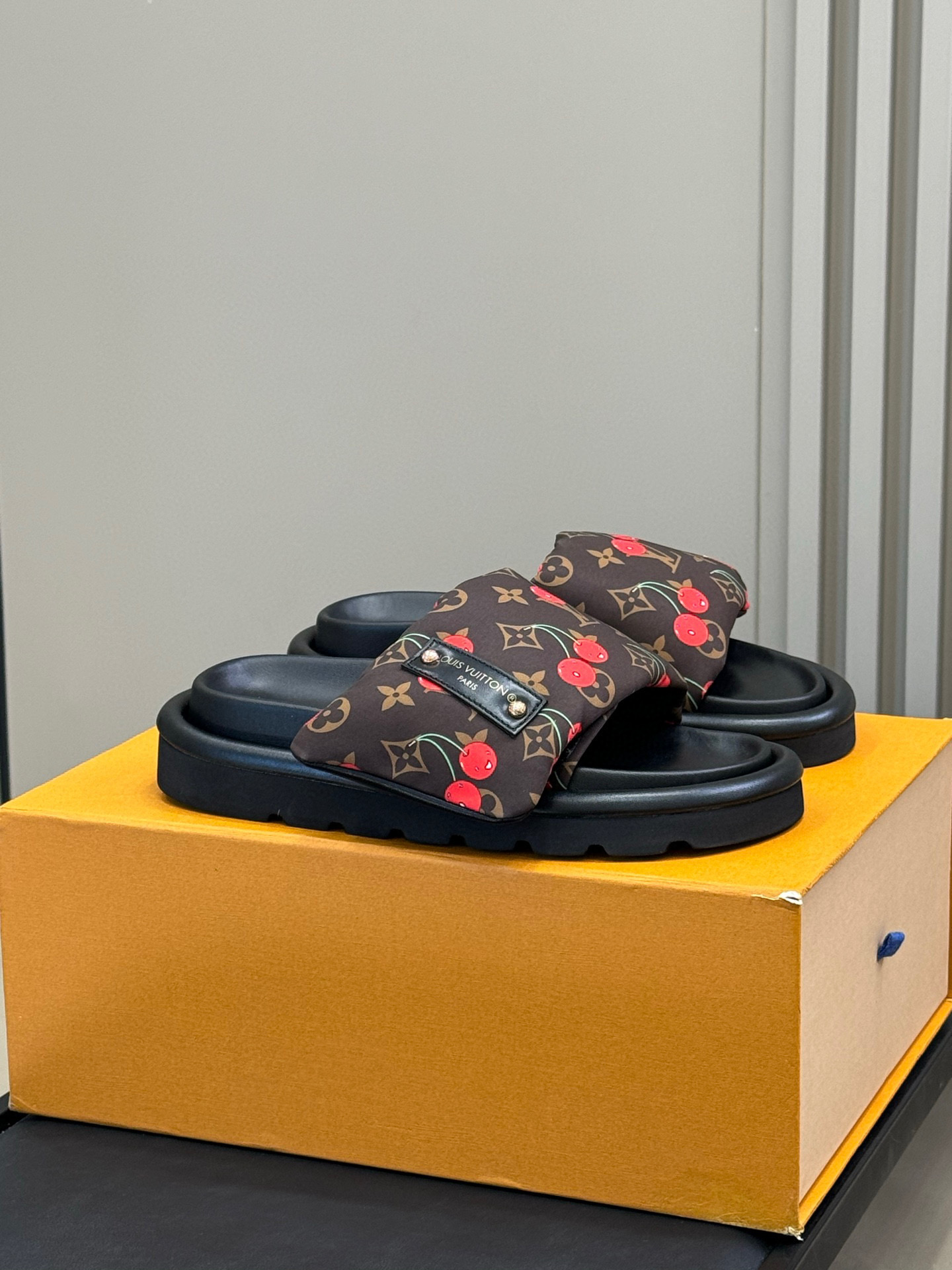 LOUIS VUITTON ユニセックスサンダル シンプルでスタイリッシュ-ハイグレードバージョン