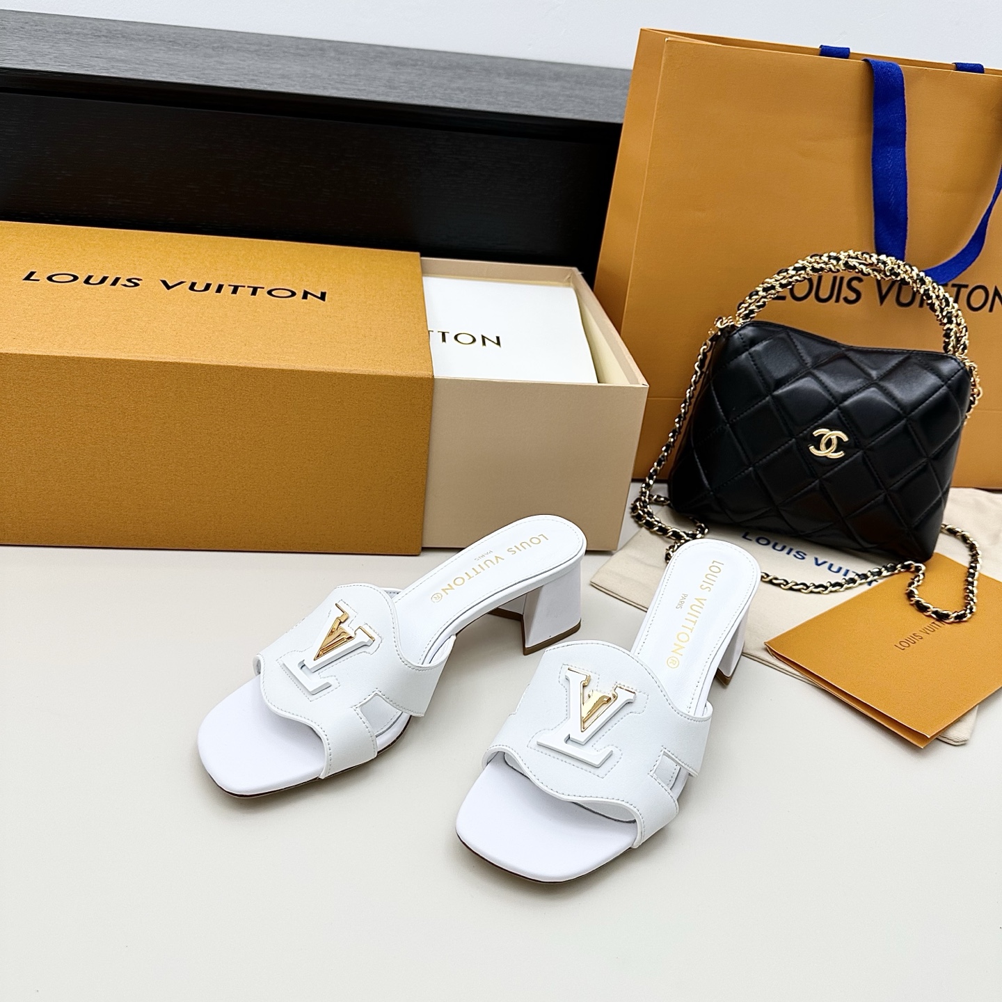 LOUIS VUITTON sandales à talon large, élégantes et raffinées - version premium