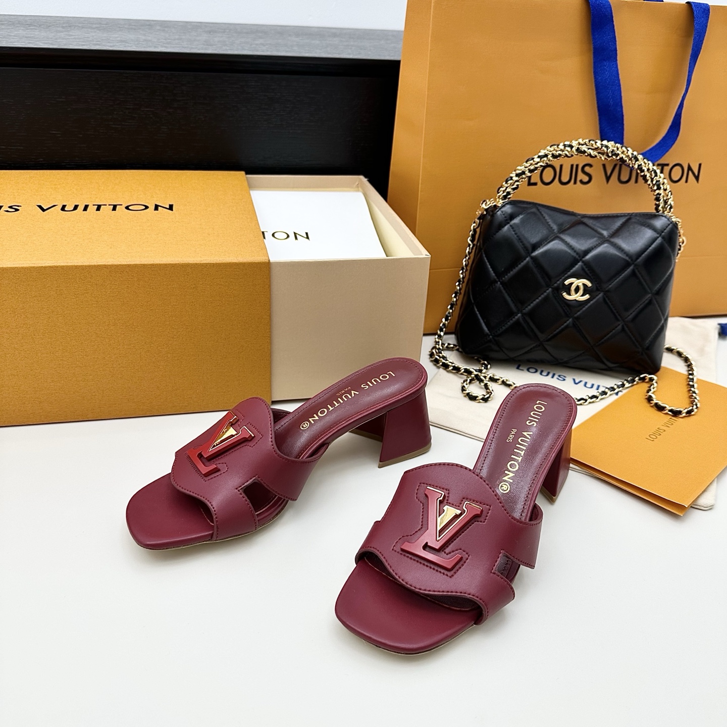 LOUIS VUITTON Sandales à talon épais à grande marque, élégantes et raffinées - version premium