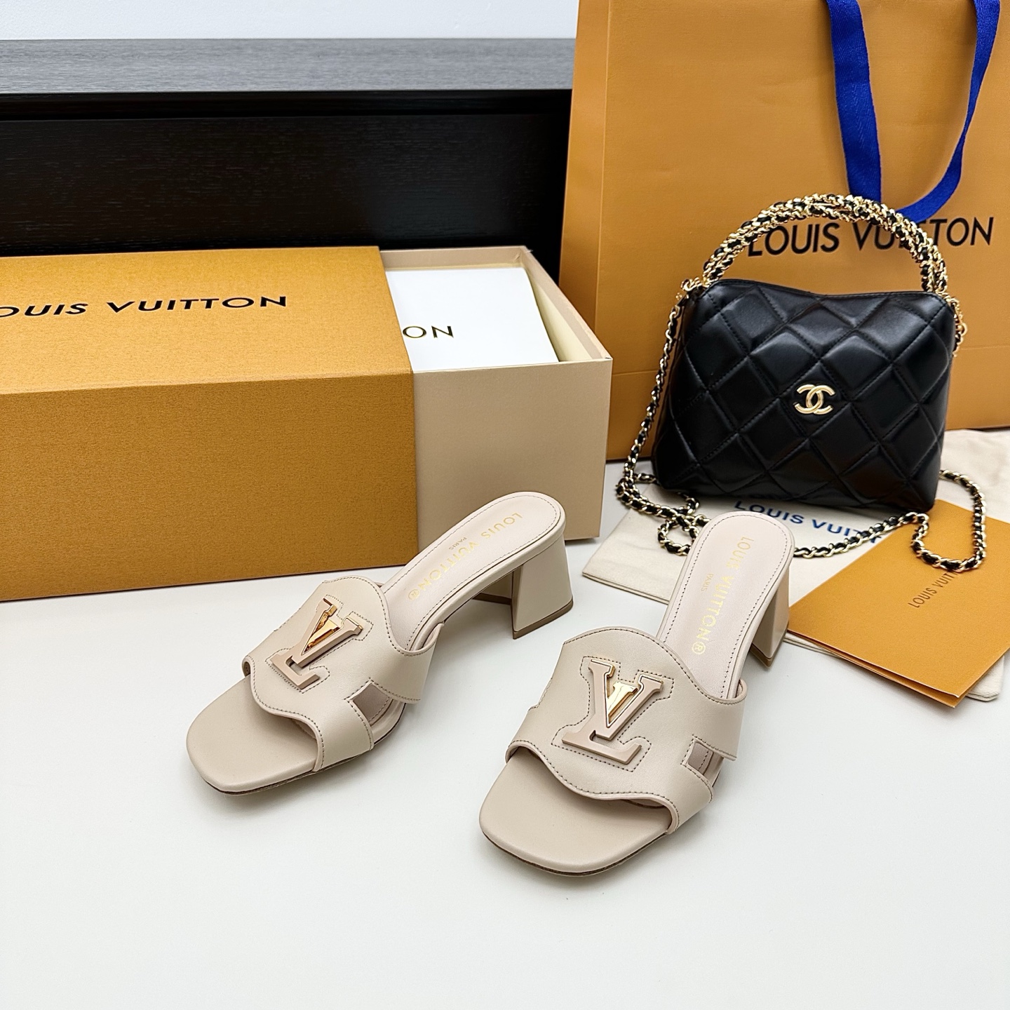 LOUIS VUITTON Sandales à talon épais à grande marque, élégantes et raffinées - version premium