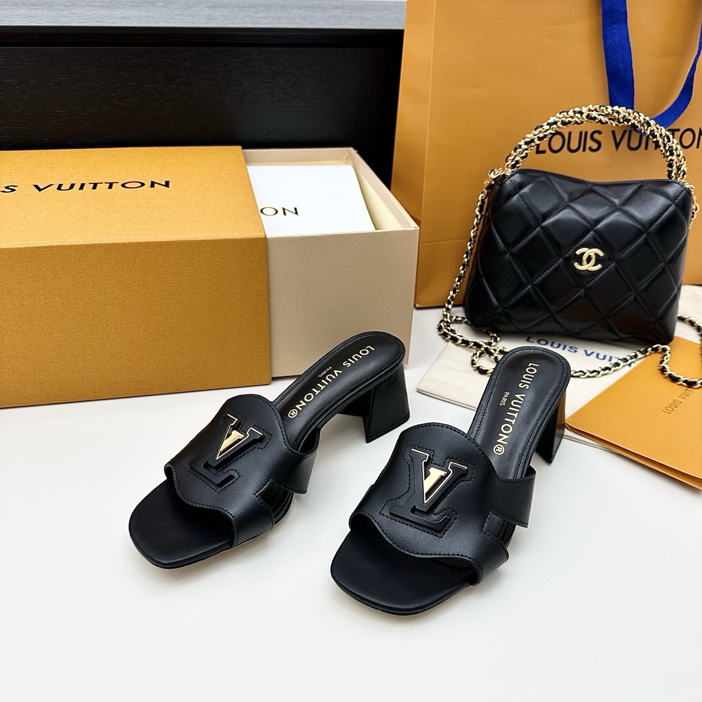 LOUIS VUITTON Sandales à talon épais à grande marque, élégantes et raffinées - version premium