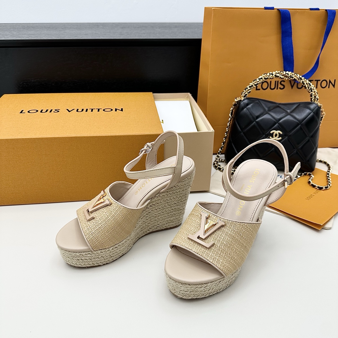 LOUIS VUITTON grande marque sandales compensées en raphia à semelle épaisse - version premium